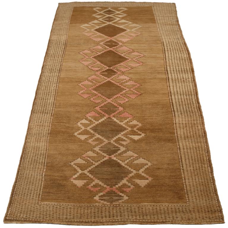 Entdecken Sie die Eleganz von Turkey Anatoly mit Teppichen aus der Zeit um 1940. Dieses exklusive Design aus Wolle und Braun-Elfenbein-Rosa ist perfekt, um Ihren Raum zu verschönern.