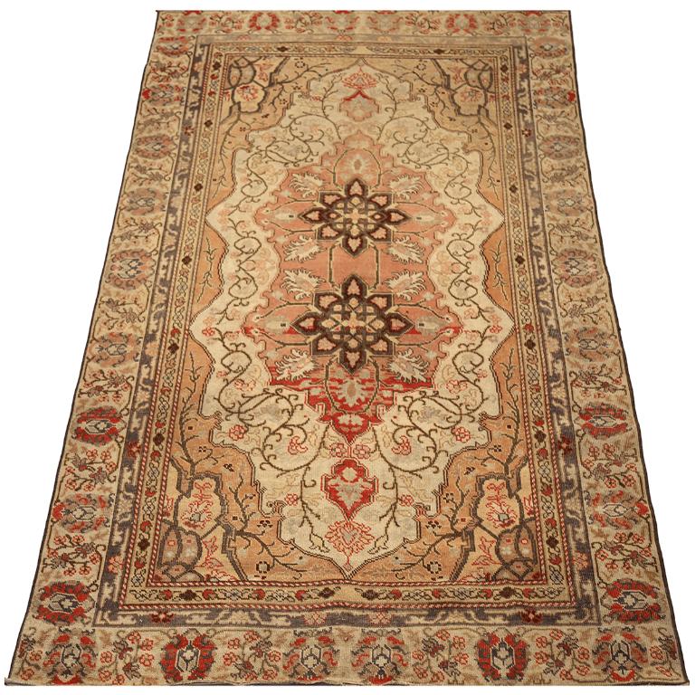 Entdecken Sie die Eleganz von Turkey Anatoly mit Teppichen aus der Zeit um 1940. Dieses exklusive Design aus Wolle und Braun-Elfenbein-Rosa ist perfekt, um Ihren Raum zu verschönern.