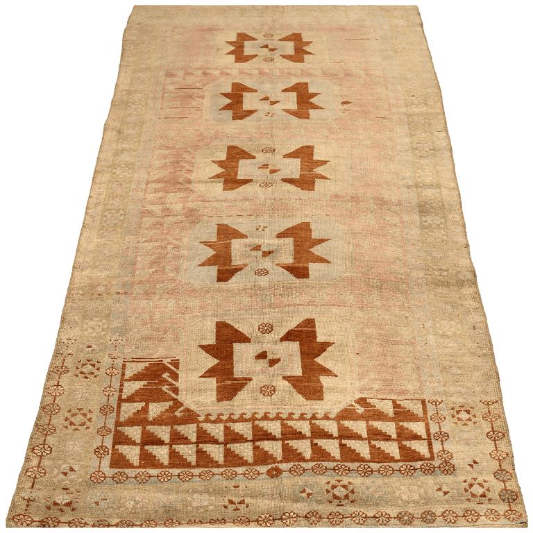 Entdecken Sie die Eleganz von Turkey Anatoly mit Teppichen aus der Zeit um 1940. Dieses exklusive Design aus Wolle und Braun-Elfenbein-Rosa ist perfekt, um Ihren Raum zu verschönern.