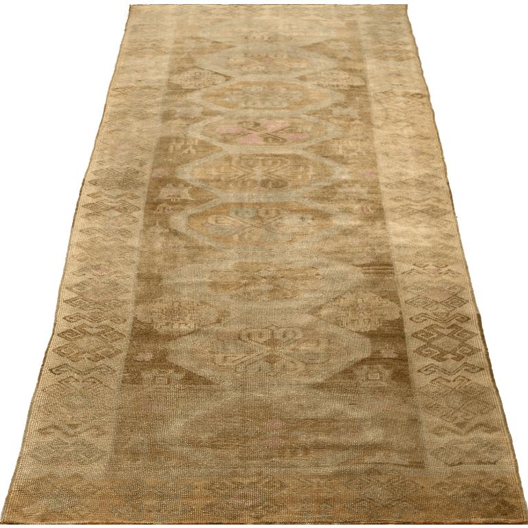 Entdecken Sie die Eleganz von Turkey Anatoly mit Teppichen aus der Zeit um 1940. Dieses exklusive Design aus Wolle und Braun-Elfenbein-Rosa ist perfekt, um Ihren Raum zu verschönern.