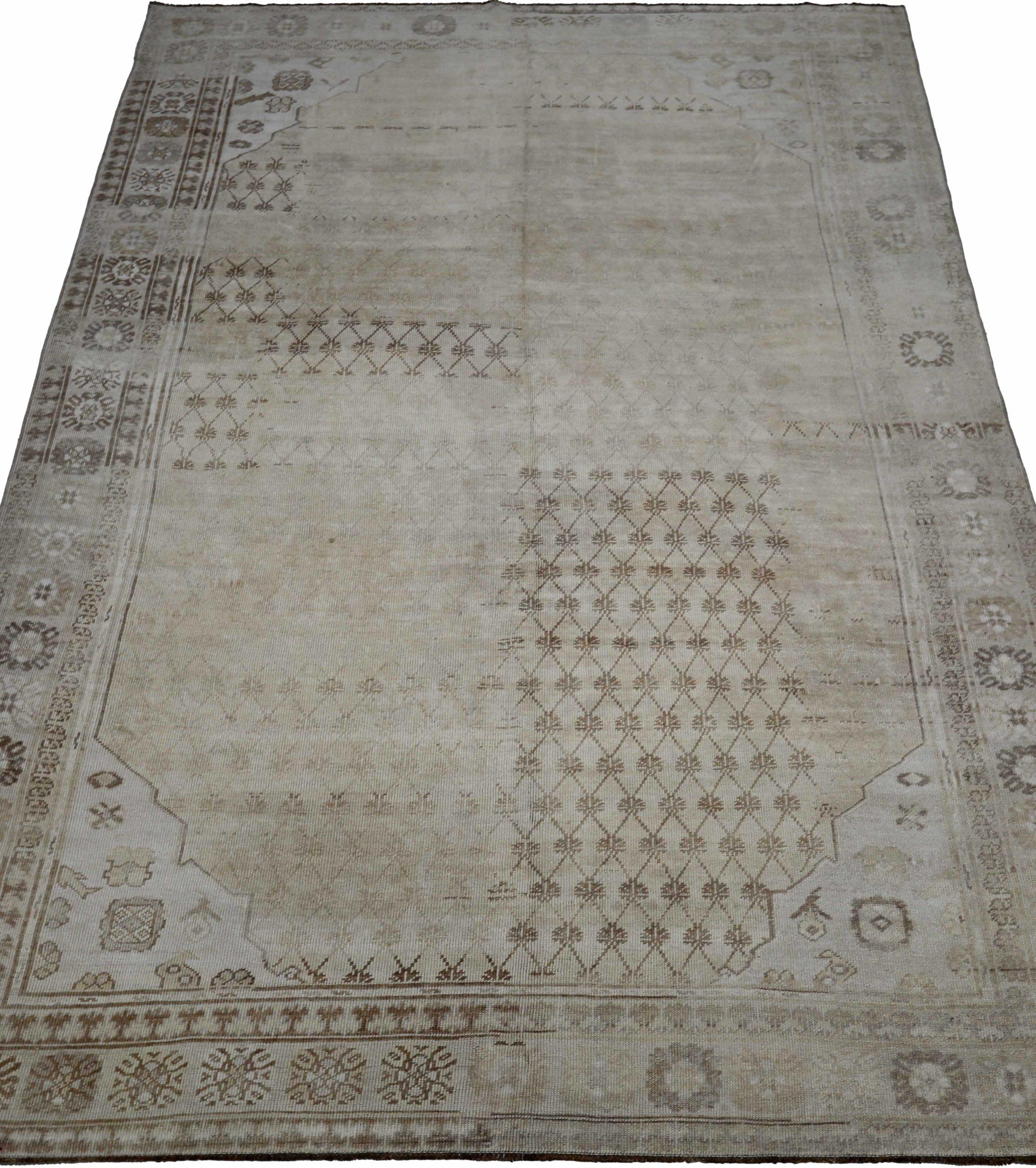 Entdecken Sie die Eleganz von Turkey Anatoly mit Teppichen aus der Zeit um 1940. Dieses exklusive Design aus Wolle und Braun-Elfenbein-Rosa ist perfekt, um Ihren Raum zu verschönern.