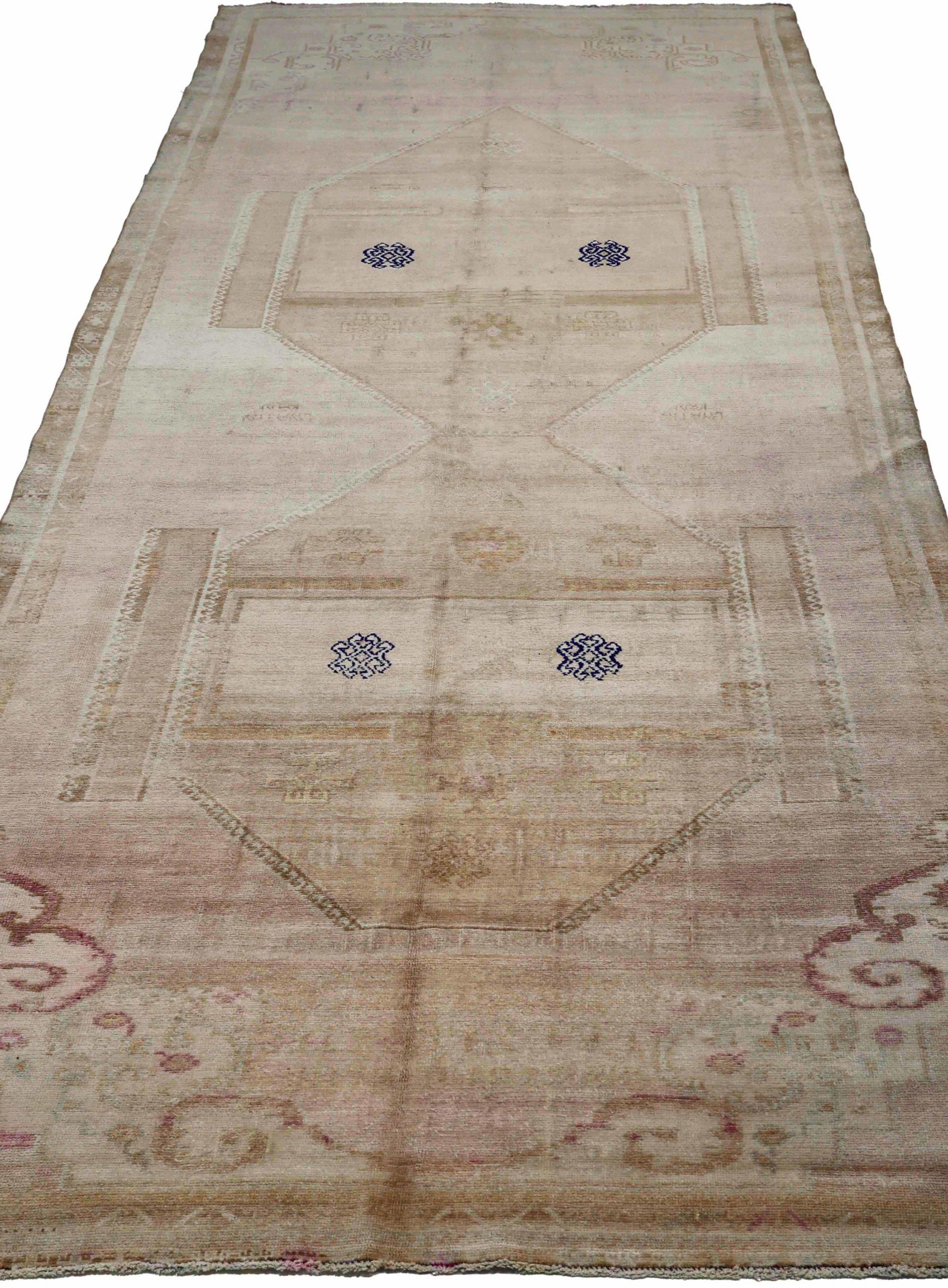 Entdecken Sie die Eleganz von Turkey Anatoly mit Teppichen aus der Zeit um 1940. Dieses exklusive Design aus Wolle und Braun-Elfenbein-Rosa ist perfekt, um Ihren Raum zu verschönern.
