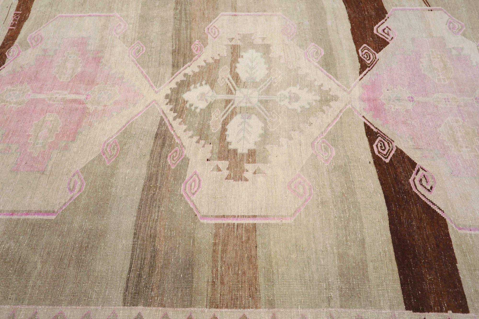 Entdecken Sie die Eleganz von Turkey Anatoly mit Teppichen aus der Zeit um 1940. Dieses exklusive Design aus Wolle und Braun-Elfenbein-Rosa ist perfekt, um Ihren Raum zu verschönern.