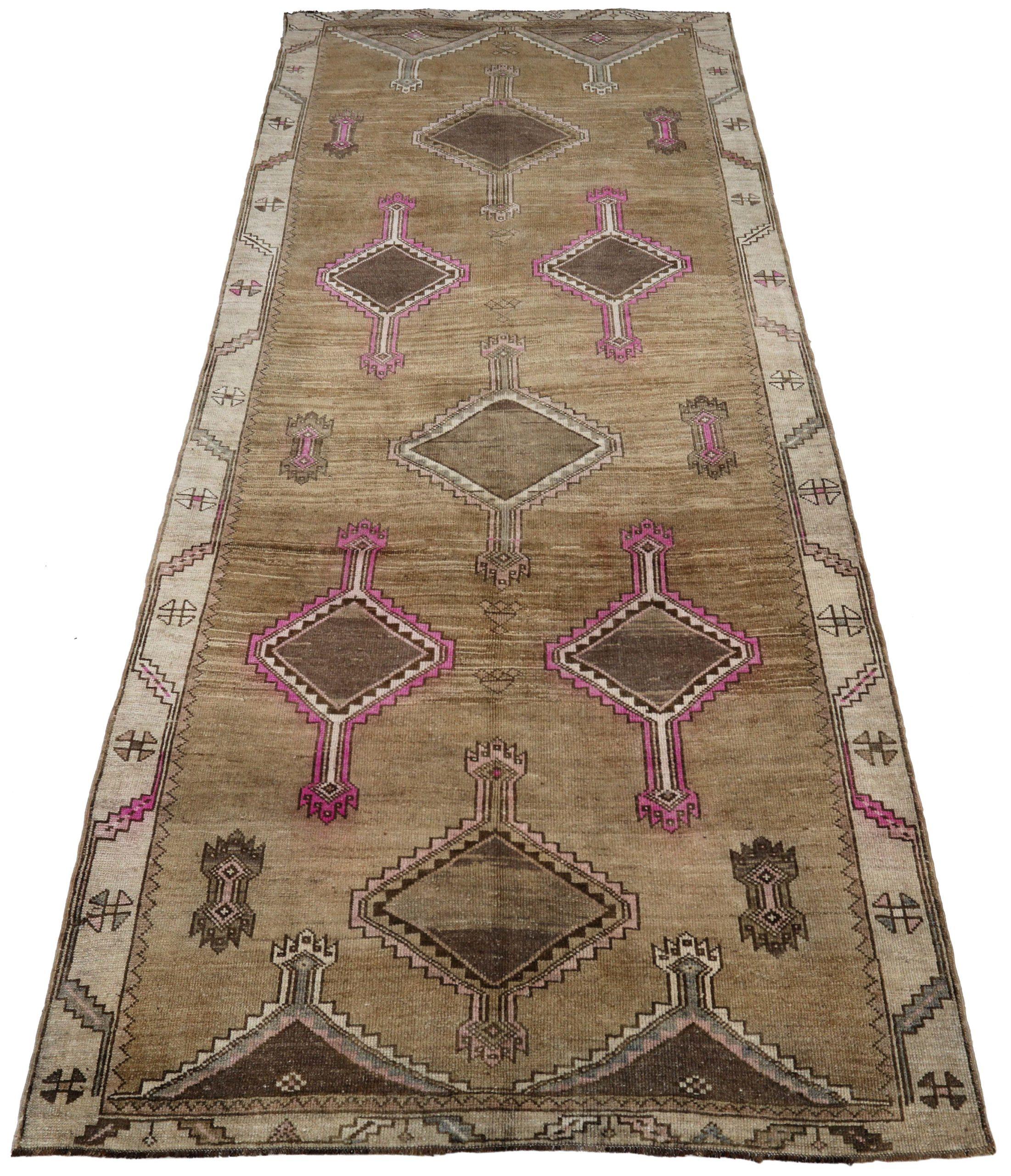 Entdecken Sie die Eleganz von Turkey Anatoly mit Teppichen aus der Zeit um 1940. Dieses exklusive Design aus Wolle und Braun-Elfenbein-Rosa ist perfekt, um Ihren Raum zu verschönern.