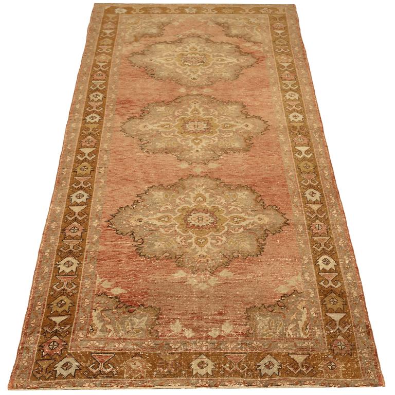 Entdecken Sie die Eleganz von Turkey Anatoly mit Teppichen aus der Zeit um 1940. Dieses exklusive Design aus Wolle und Braun-Elfenbein-Rosa ist perfekt, um Ihren Raum zu verschönern.