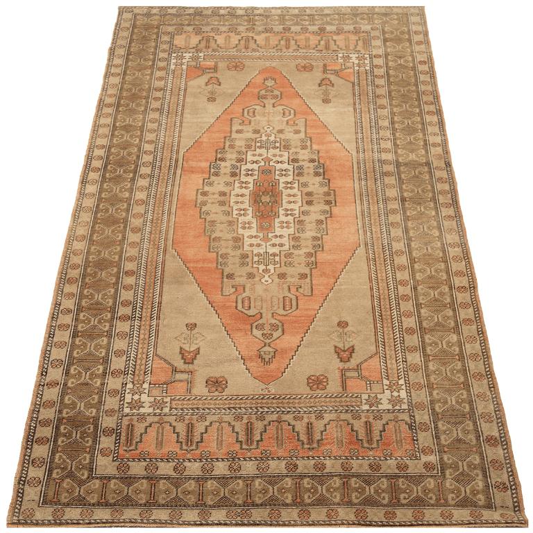 Entdecken Sie die Eleganz von Turkey Anatoly mit Teppichen aus der Zeit um 1940. Dieses exklusive Design aus Wolle und Braun-Elfenbein-Rosa-Taupe ist perfekt, um Ihren Raum zu verschönern.