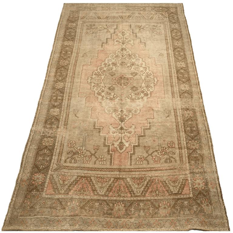 Entdecken Sie die Eleganz von Turkey Anatoly mit Teppichen aus der Zeit um 1940. Dieses exklusive Design aus Wolle und Braun-Elfenbein-Rosa-Taupe ist perfekt, um Ihren Raum zu verschönern.