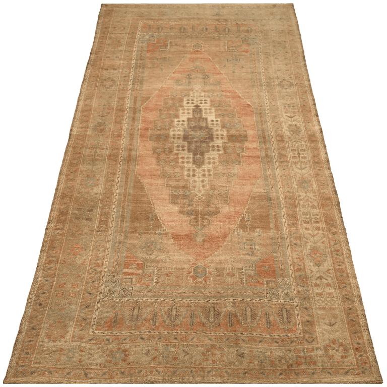 Entdecken Sie die Eleganz von Turkey Anatoly mit Teppichen aus der Zeit um 1940. Dieses exklusive Design aus Wolle und Braun-Elfenbein-Rosa-Taupe ist perfekt, um Ihren Raum zu verschönern.