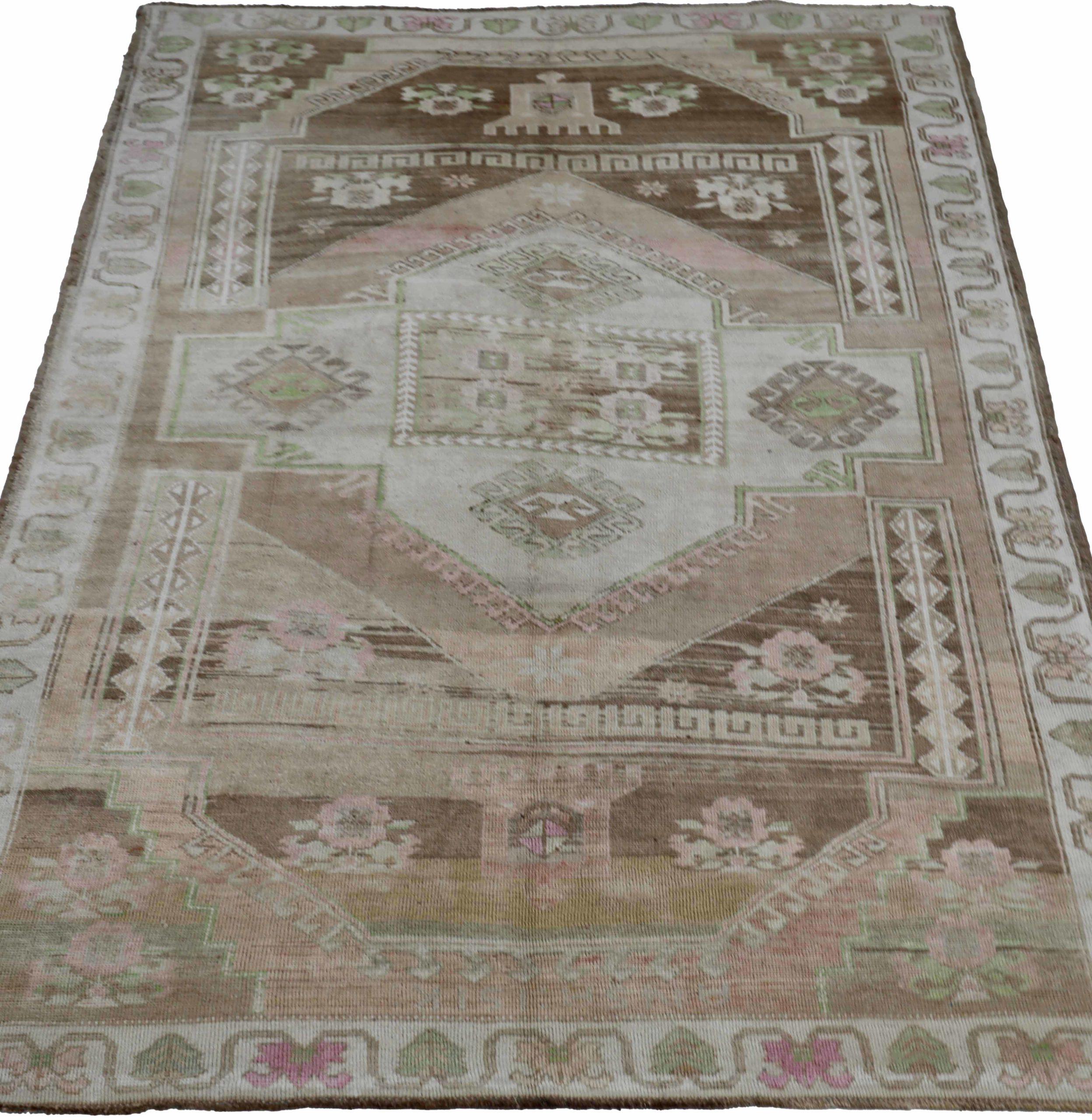 Entdecken Sie die Eleganz von Turkey Anatoly mit Teppichen aus der Zeit um 1940. Dieses exklusive Design aus Wolle und Braun-Elfenbein-Rosa-Taupe ist perfekt, um Ihren Raum zu verschönern.