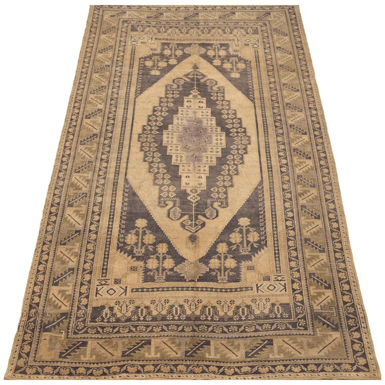 Entdecken Sie die Eleganz von Turkey Anatoly mit Teppichen aus der Zeit um 1940. Dieses exklusive Design aus Wolle und braun-elfenbeinfarbenem Purpur eignet sich perfekt, um Ihren Raum zu verschönern.