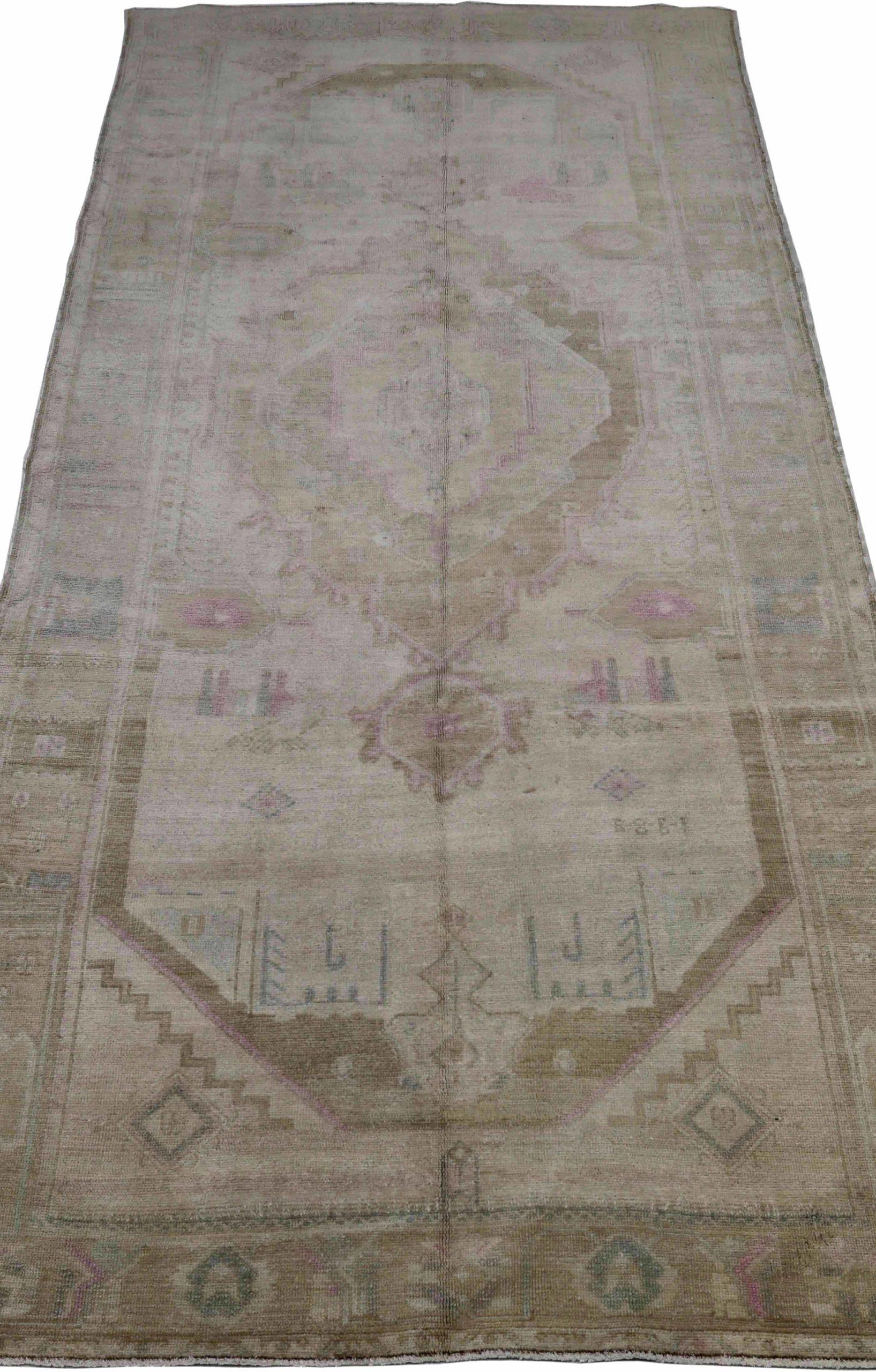 Entdecken Sie die Eleganz von Turkey Anatoly mit Teppichen aus der Zeit um 1940. Dieses exklusive Design aus Wolle und braun-elfenbeinfarbenem Purpur eignet sich perfekt, um Ihren Raum zu verschönern.
