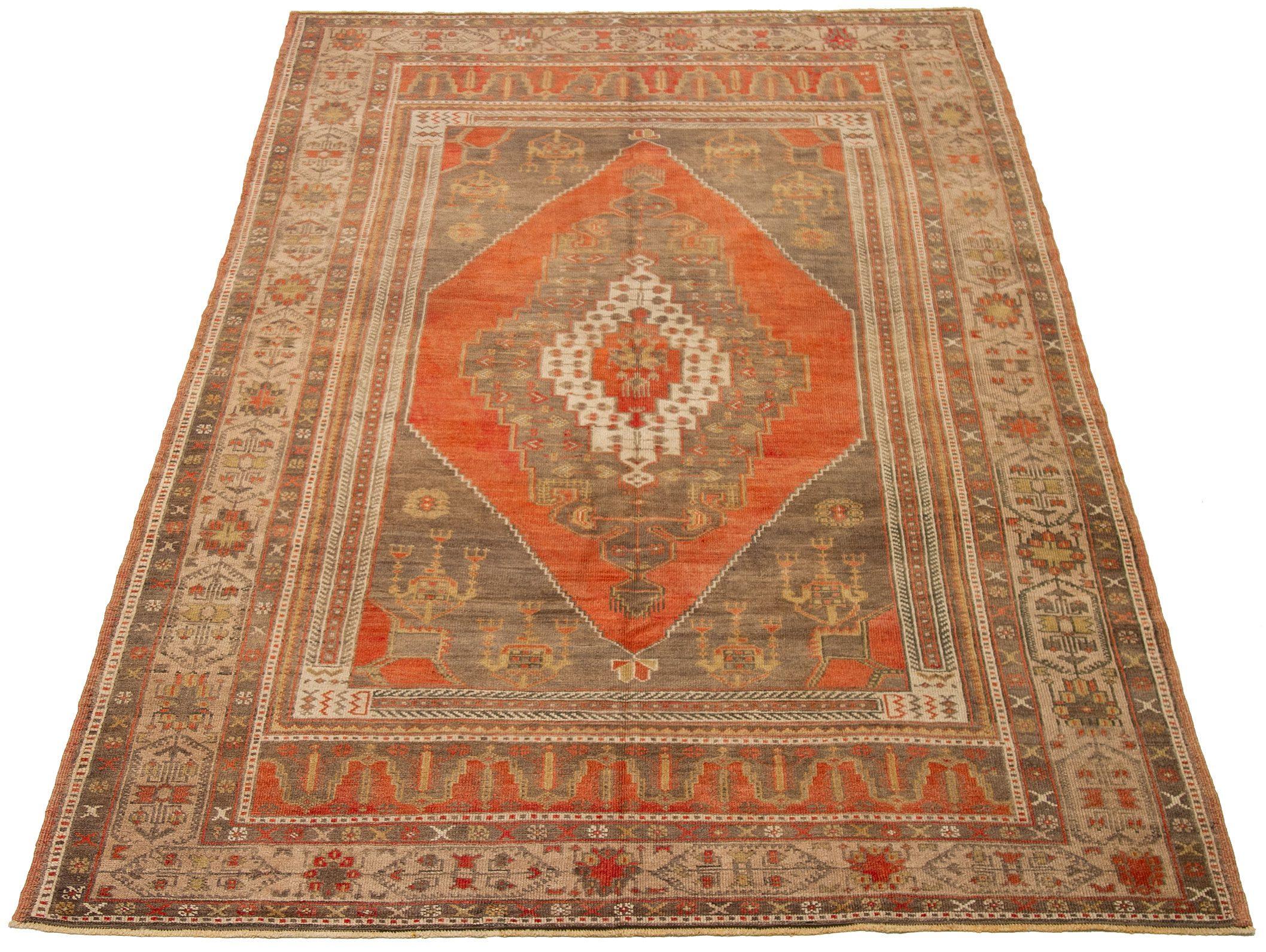 Entdecken Sie die Eleganz von Turkey Anatoly mit Teppichen aus der Zeit um 1940. Dieses exklusive Design aus Wolle und Braun-Elfenbein-Rot ist perfekt, um Ihren Raum zu verschönern.