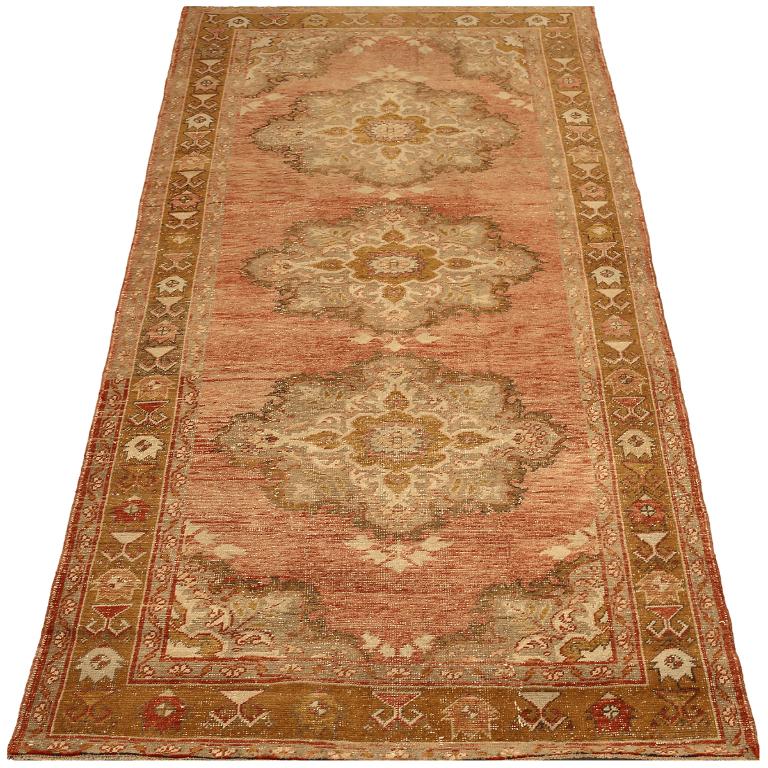 Entdecken Sie die Eleganz von Turkey Anatoly mit Teppichen aus der Zeit um 1940. Dieses exklusive Design aus Wolle und Braun-Elfenbein-Rot ist perfekt, um Ihren Raum zu verschönern.