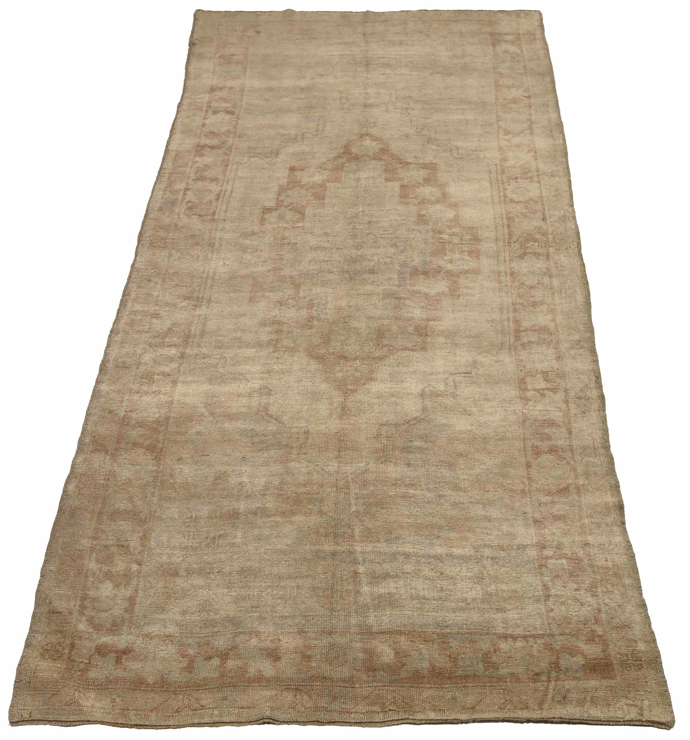 Entdecken Sie die Eleganz von Turkey Anatoly mit Teppichen aus der Zeit um 1940. Dieses exklusive Design aus Wolle und Braun-Elfenbein-Taupe ist perfekt, um Ihren Raum zu verschönern.