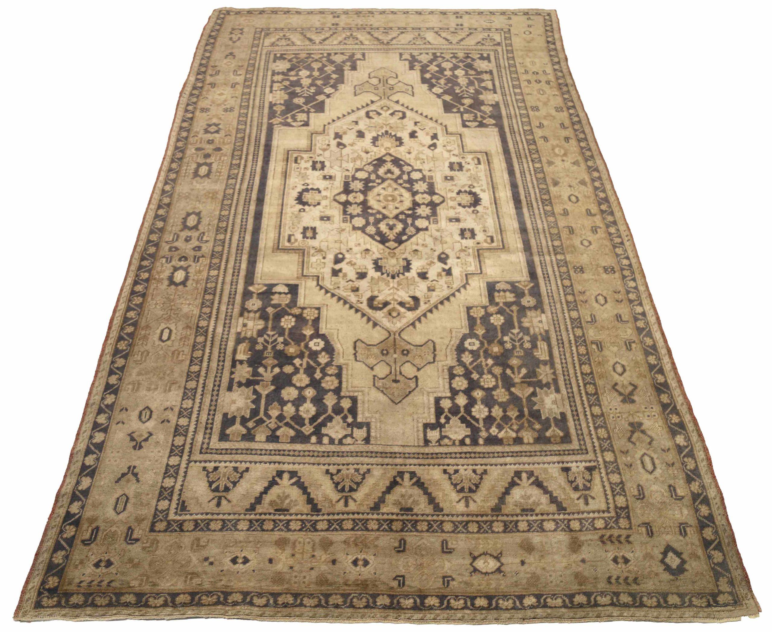 Entdecken Sie die Eleganz von Turkey Anatoly mit Teppichen aus der Zeit um 1940. Dieses exklusive Design aus Wolle und Braun-Elfenbein-Taupe ist perfekt, um Ihren Raum zu verschönern.