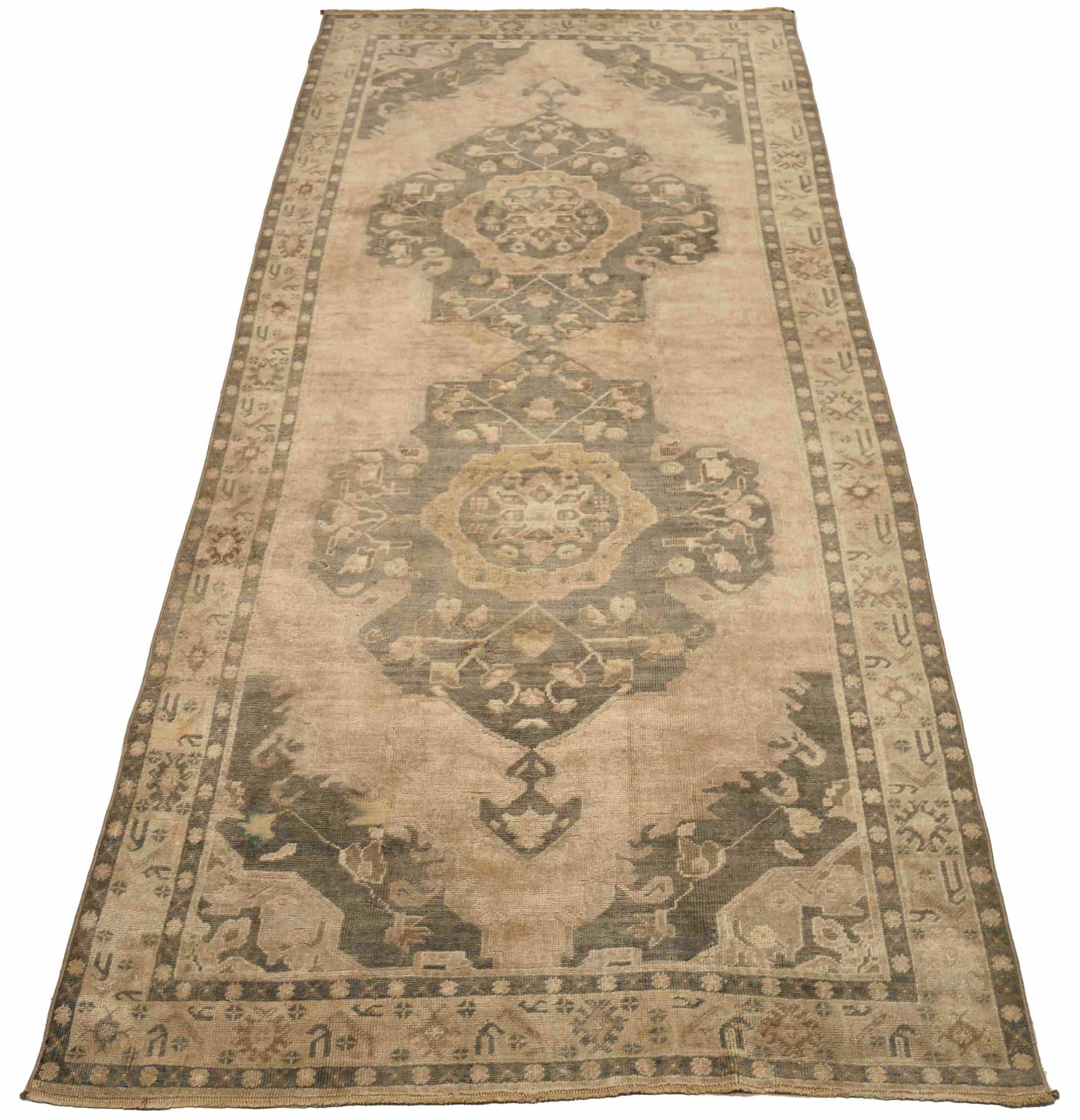 Entdecken Sie die Eleganz von Turkey Anatoly mit Teppichen aus der Zeit um 1940. Dieses exklusive Design aus Wolle und Braun-Elfenbein-Taupe ist perfekt, um Ihren Raum zu verschönern.