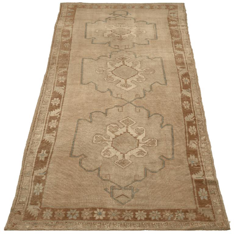 Entdecken Sie die Eleganz von Turkey Anatoly mit Teppichen aus der Zeit um 1940. Dieses exklusive Design aus Wolle und Braun-Elfenbein-Taupe ist perfekt, um Ihren Raum zu verschönern.