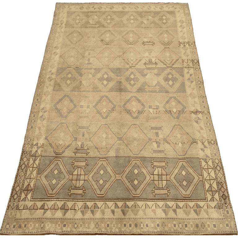 Entdecken Sie die Eleganz von Turkey Anatoly mit Teppichen aus der Zeit um 1940. Dieses exklusive Design aus Wolle und Braun-Elfenbein-Taupe ist perfekt, um Ihren Raum zu verschönern.