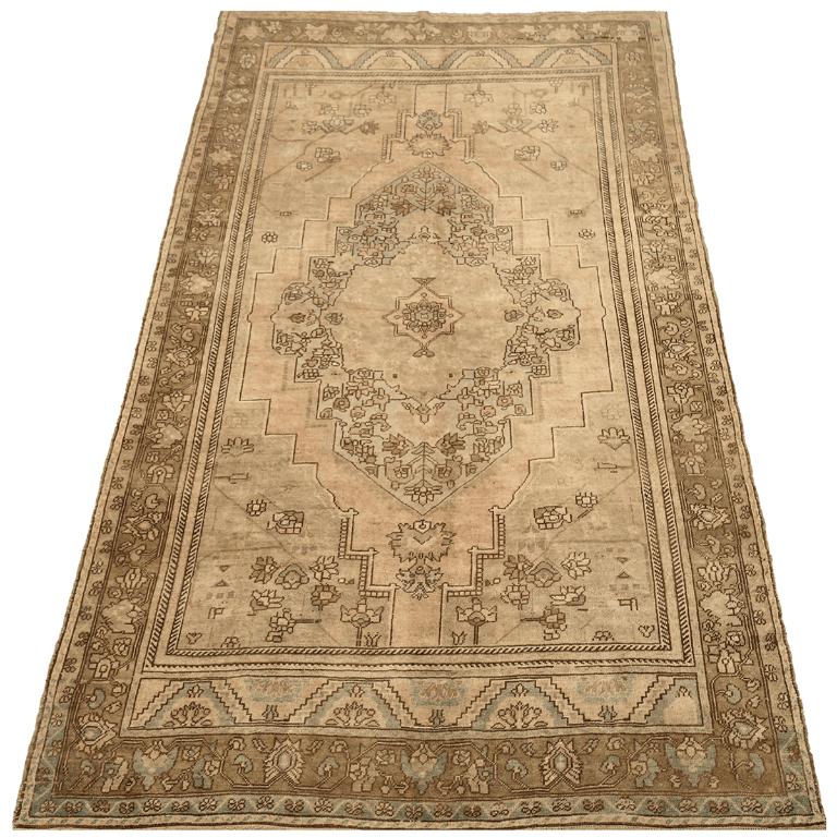 Entdecken Sie die Eleganz von Turkey Anatoly mit Teppichen aus der Zeit um 1940. Dieses exklusive Design aus Wolle und Braun-Elfenbein-Taupe ist perfekt, um Ihren Raum zu verschönern.