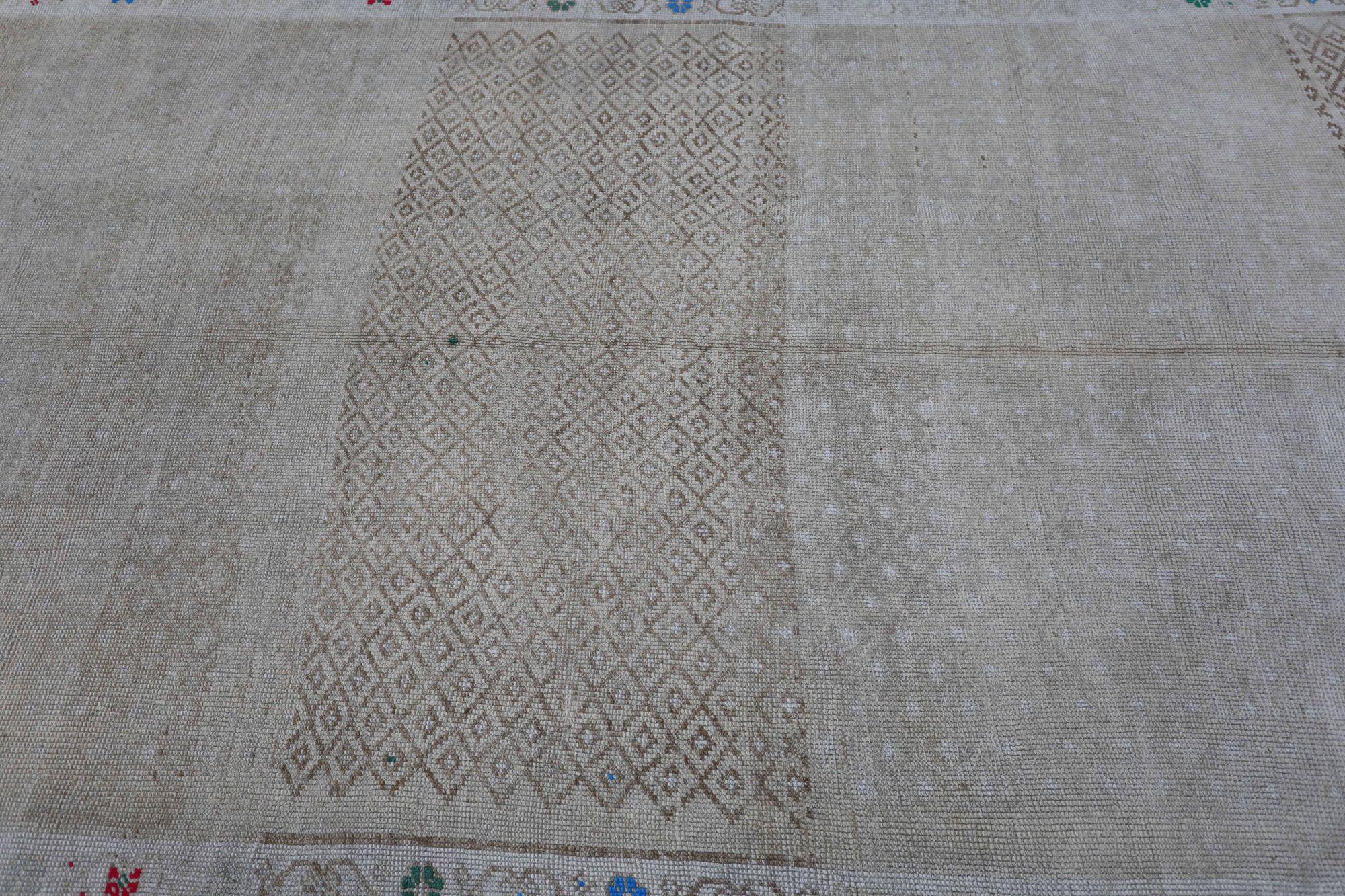 Découvrez l'élégance des tapis de la collection Turkey Anatoly de Circa 1940. Conçu avec de la laine et du BrownIvoryTaupe, ce design exclusif est parfait pour mettre en valeur votre espace.