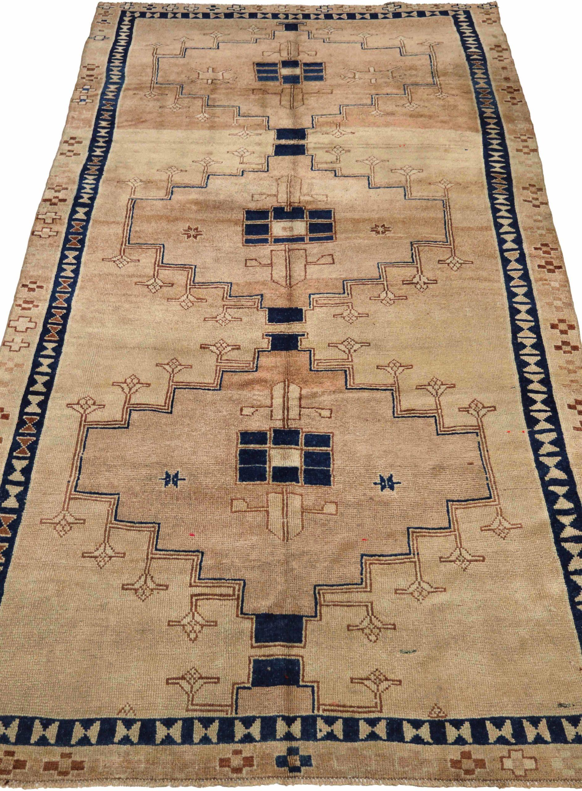 Scopri l'eleganza della Turchia Anatoly con i tappeti CIRCA del 1940. Progettato con lana e terracotta marrone-avorio, questo design esclusivo è perfetto per valorizzare il tuo spazio.