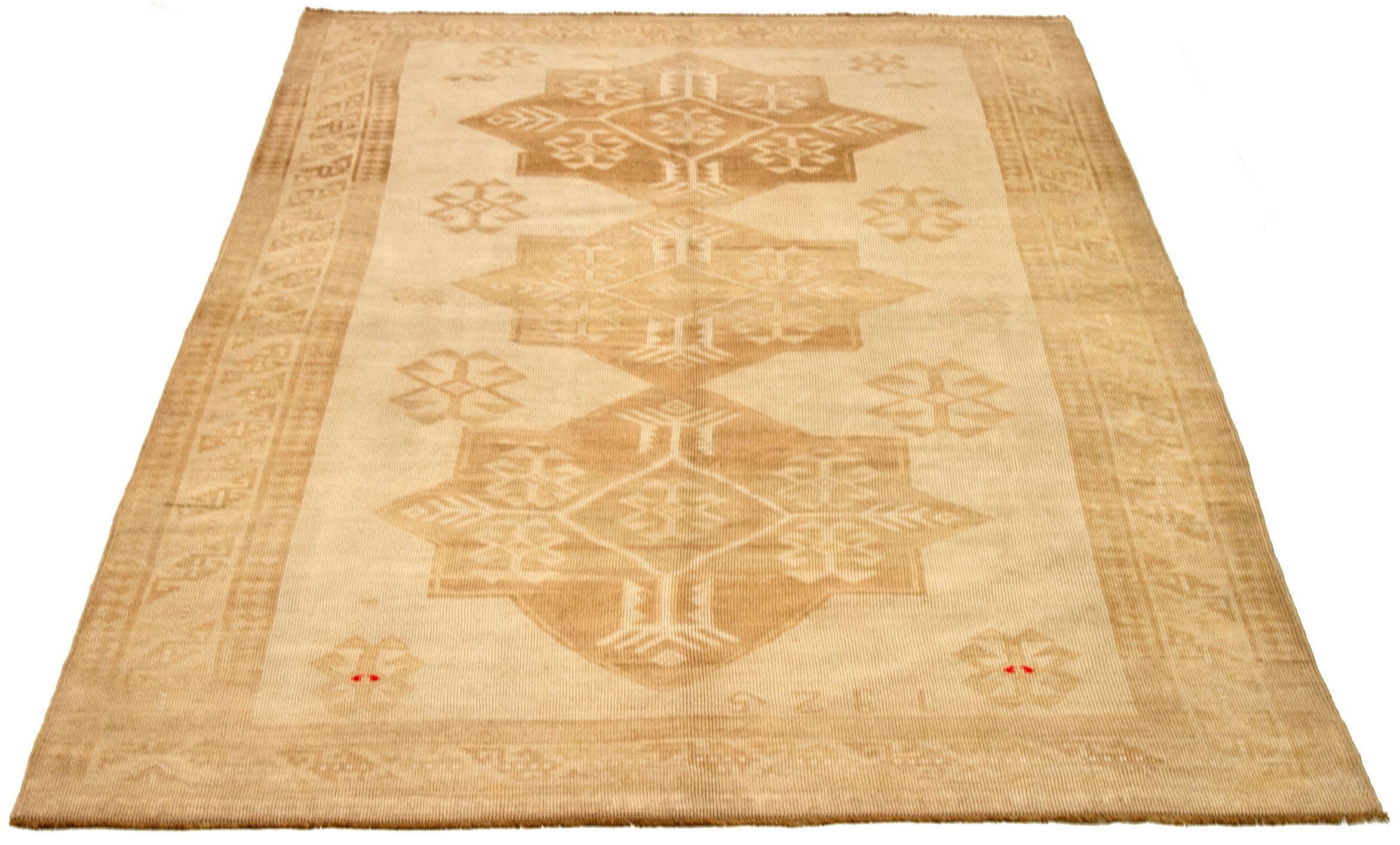 Entdecken Sie die Eleganz von Turkey Anatoly mit Teppichen aus der Zeit um 1940. Dieses exklusive Design aus Wolle und Braun-Elfenbein-Gelb ist perfekt, um Ihren Raum zu verschönern.