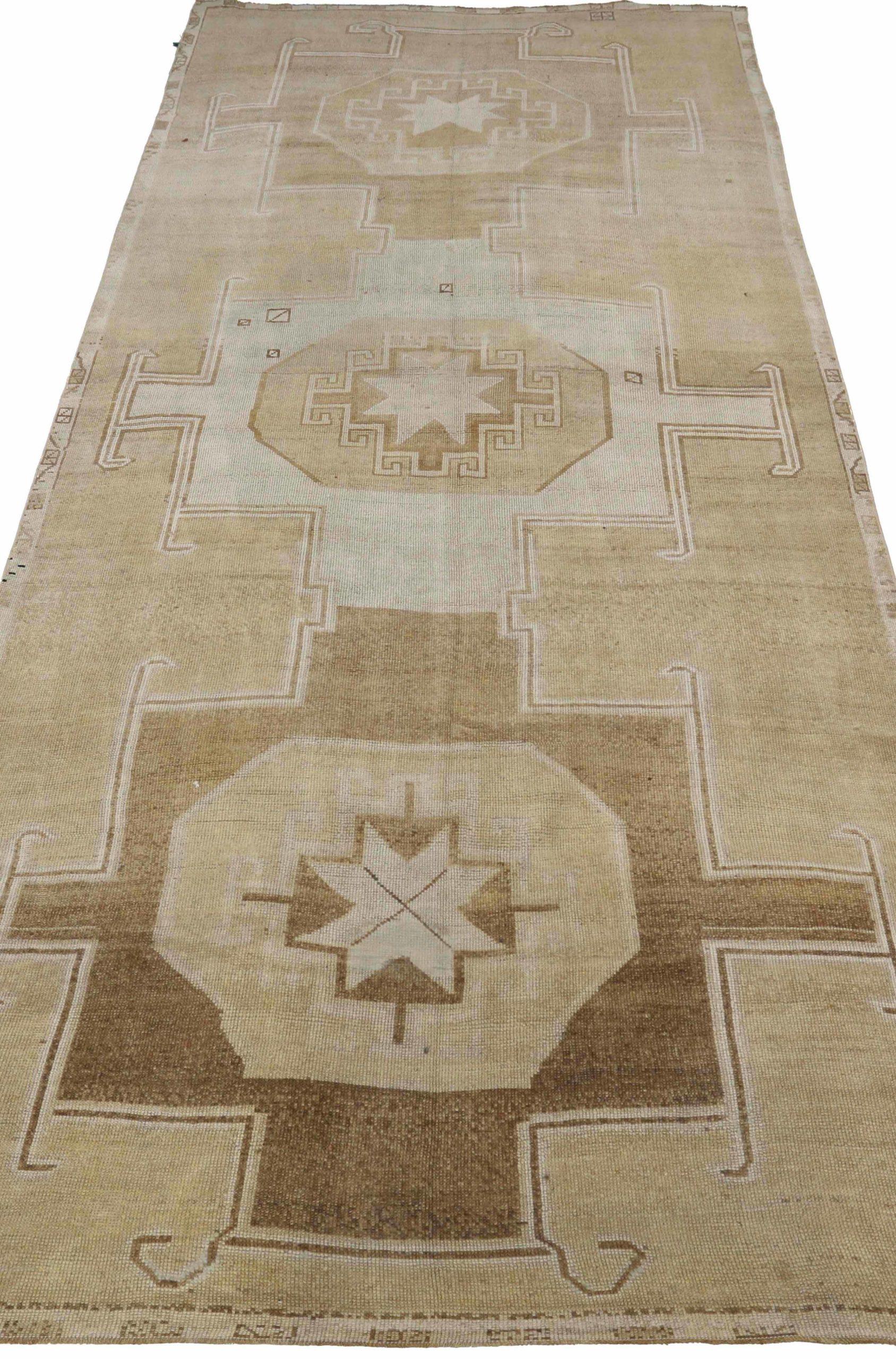 Entdecken Sie die Eleganz von Turkey Anatoly mit Teppichen aus der Zeit um 1940. Dieses exklusive Design aus Wolle und Braun-Elfenbein-Gelb ist perfekt, um Ihren Raum zu verschönern.