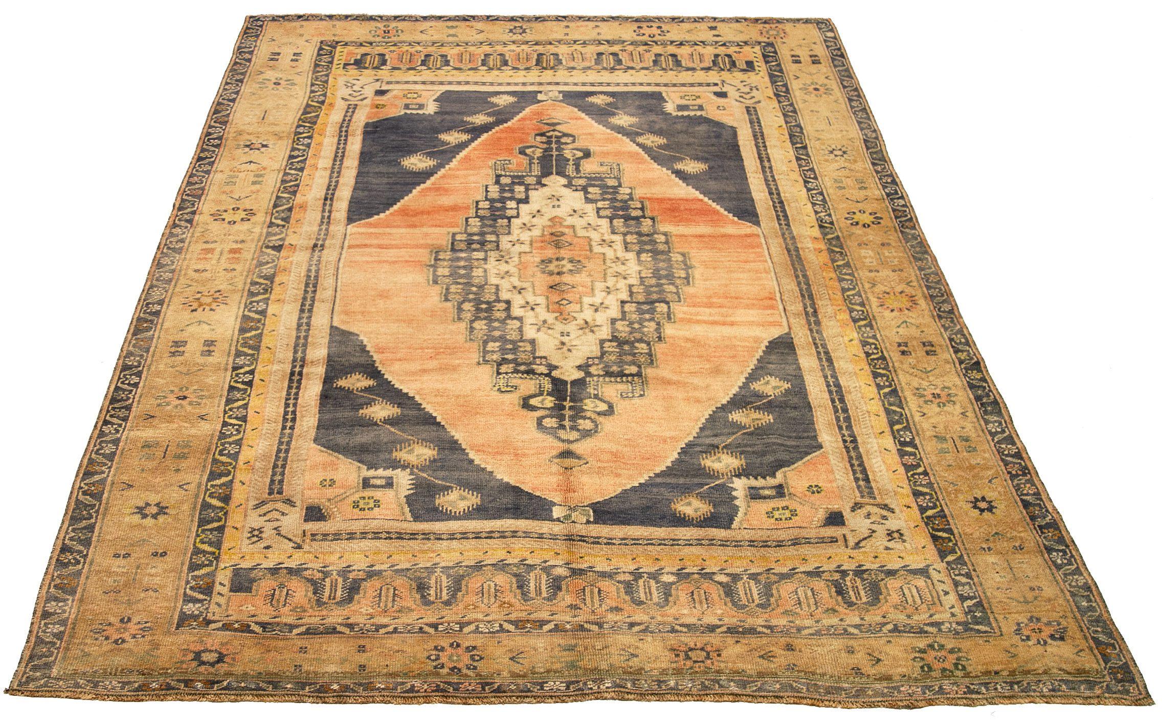 Entdecken Sie die Eleganz von Turkey Anatoly mit Teppichen aus der Zeit um 1940. Dieses exklusive Design in den Farben Wolle und BraunMarineblauRosa ist die perfekte Ergänzung für Ihren Raum.