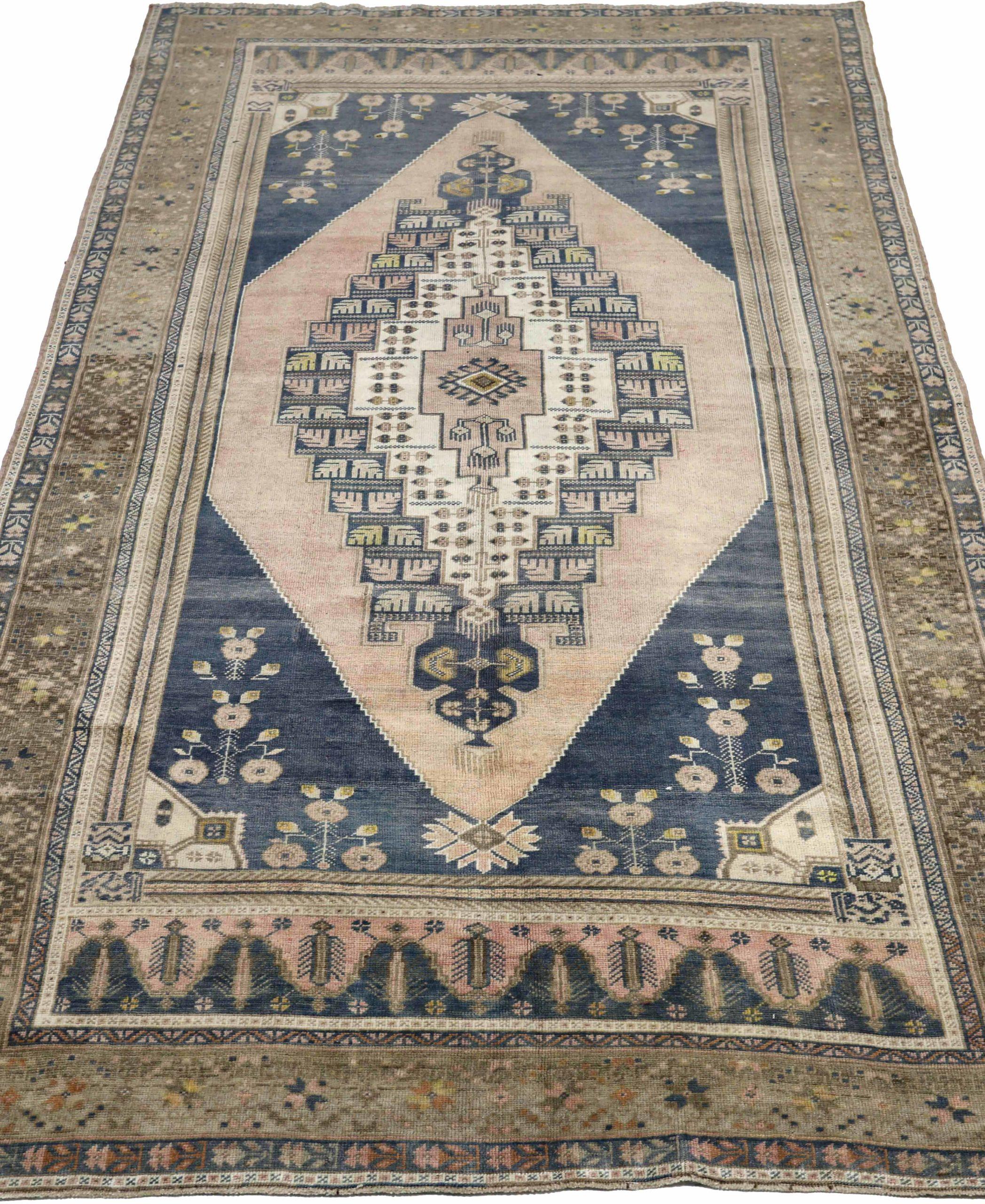Entdecken Sie die Eleganz von Turkey Anatoly mit Teppichen aus der Zeit um 1940. Dieses exklusive Design in den Farben Wolle und BraunMarineblauRosa ist die perfekte Ergänzung für Ihren Raum.