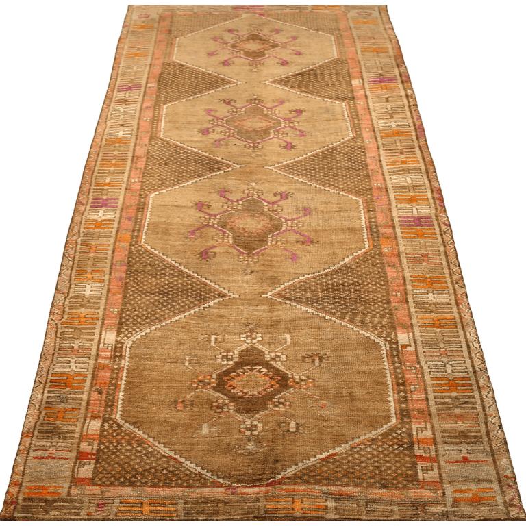 Découvrez l'élégance des tapis de la collection Turkey Anatoly de Circa 1940. Conçu avec de la laine et du BrownOrangePinkTaupe, ce design exclusif est parfait pour mettre en valeur votre espace.