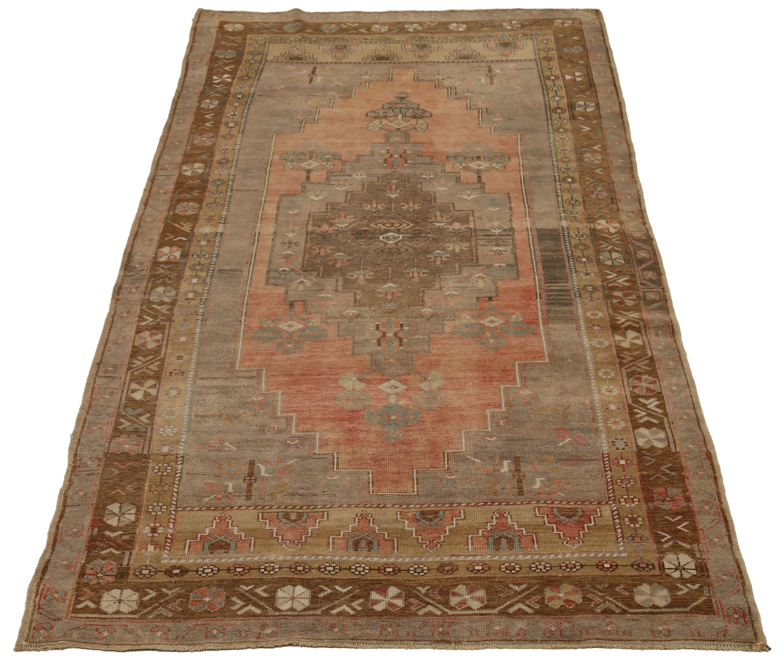 Entdecken Sie die Eleganz von Turkey Anatoly mit Teppichen aus der Zeit um 1940. Dieses exklusive Design aus Wolle und BrownPinkTaupe ist perfekt, um Ihren Raum zu verschönern.