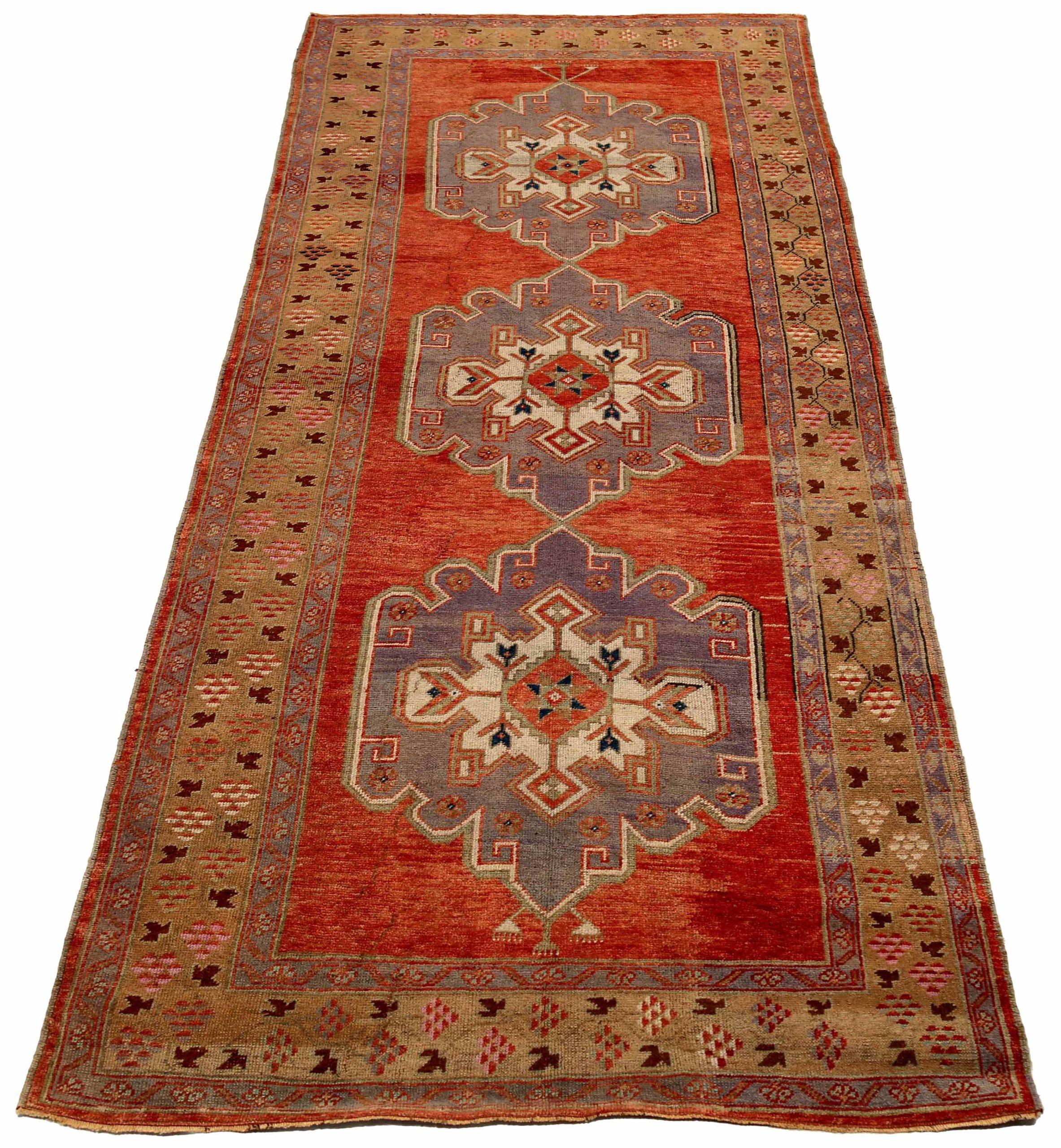Entdecken Sie die Eleganz von Turkey Anatoly mit Teppichen aus der Zeit um 1970. Dieses exklusive Design aus Wolle und BraunPurpelRot ist perfekt, um Ihren Raum zu verschönern.