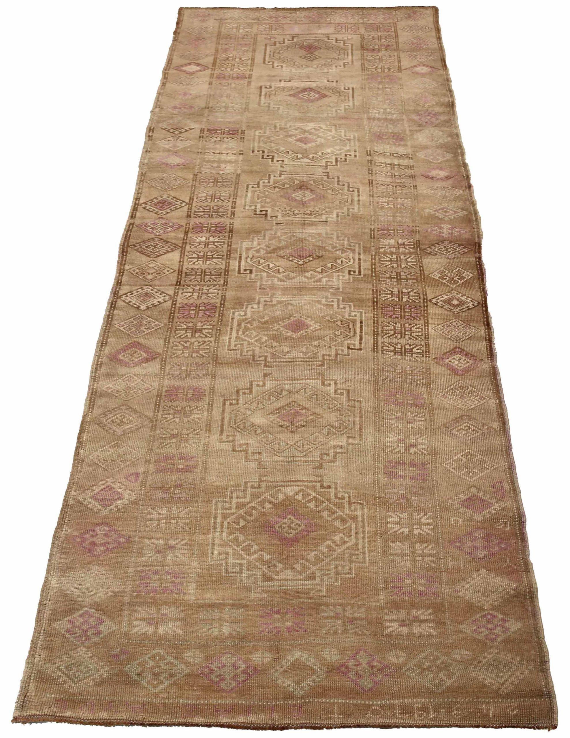 Entdecken Sie die Eleganz von Turkey Anatoly mit Teppichen aus der Zeit um 1940. Dieses exklusive Design aus Wolle und BrownPurpelTaupe ist perfekt, um Ihren Raum zu verschönern.