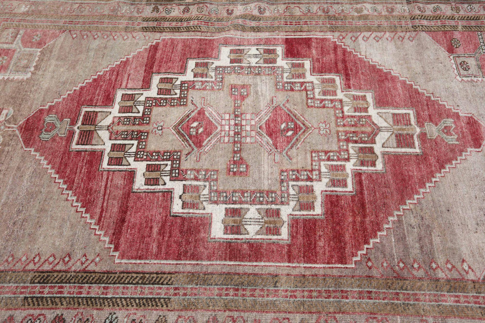 Entdecken Sie die Eleganz von Turkey Anatoly mit Teppichen aus der Zeit um 1940. Dieses exklusive Design aus Wolle und Braunrot ist perfekt, um Ihren Raum zu verschönern.
