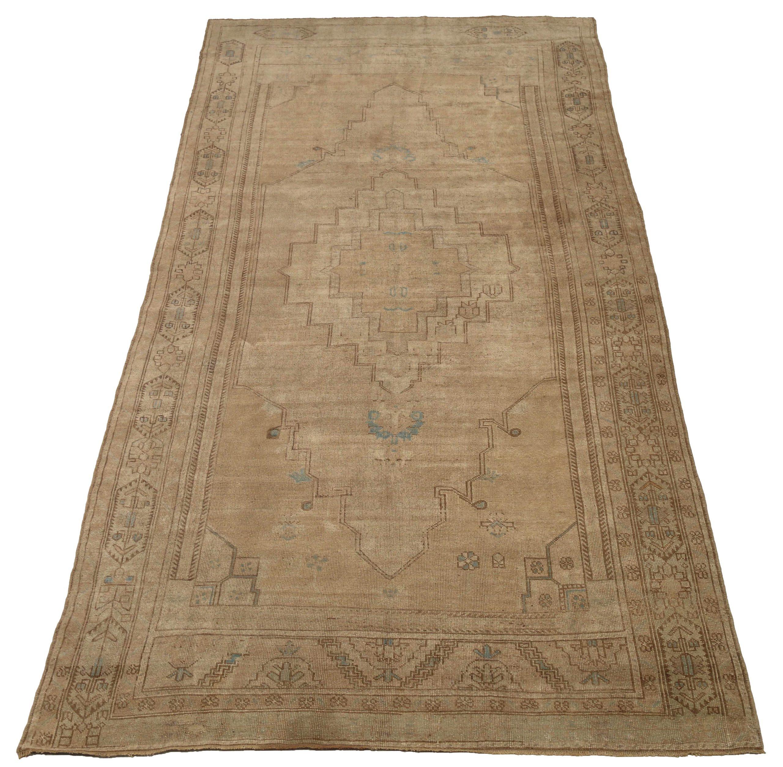 Entdecken Sie die Eleganz von Turkey Anatoly mit Teppichen aus der Zeit um 1940. Dieses exklusive Design aus Wolle und BrownTaupe ist perfekt, um Ihren Raum zu verschönern.
