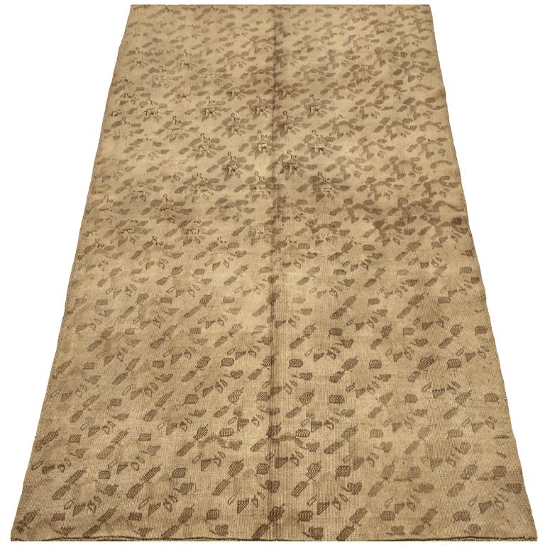 Scopri l'eleganza della Turchia Anatoly con i tappeti CIRCA del 1940. Progettato con Lana e Marrone-Taupe, questo design esclusivo è perfetto per valorizzare il tuo spazio.