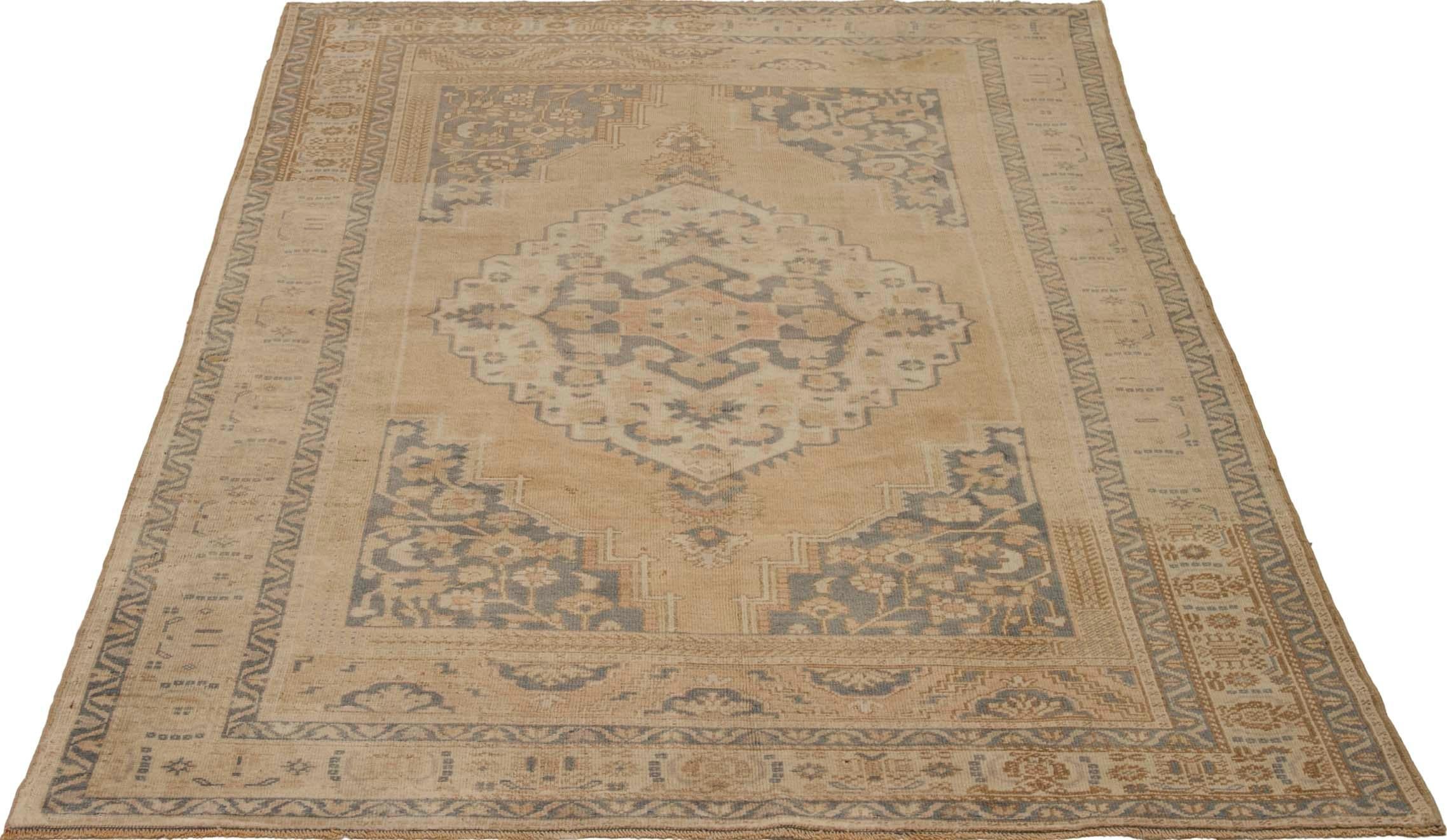 Entdecken Sie die Eleganz von Turkey Anatoly mit Teppichen aus der Zeit um 1940. Dieses exklusive Design aus Wolle und Grau-Elfenbein ist perfekt, um Ihren Raum zu verschönern.
