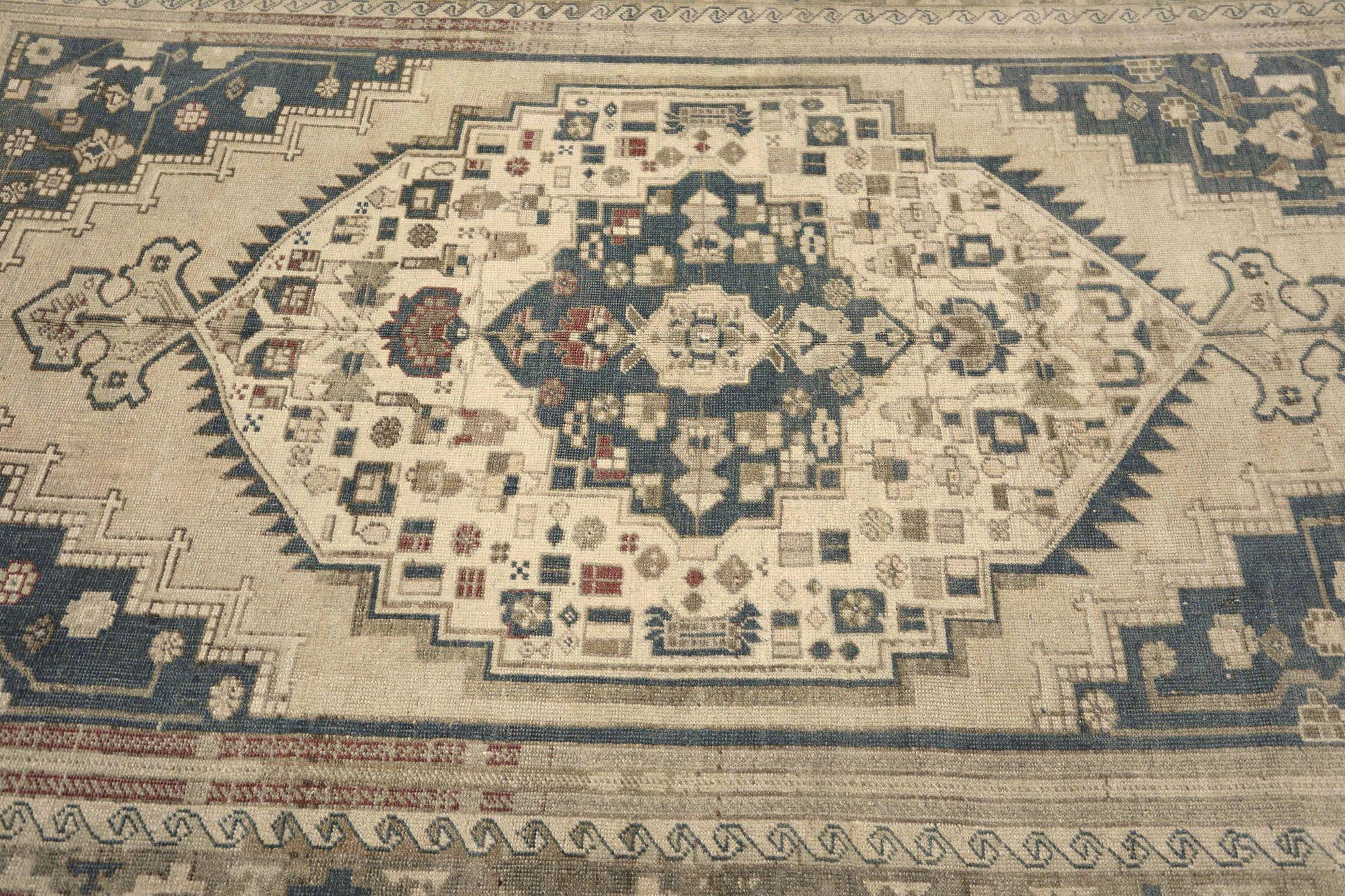 Entdecken Sie die Eleganz von Turkey Anatoly mit Teppichen aus der Zeit um 1940. Dieses exklusive Design aus Wolle und Grau-Elfenbein ist perfekt, um Ihren Raum zu verschönern.