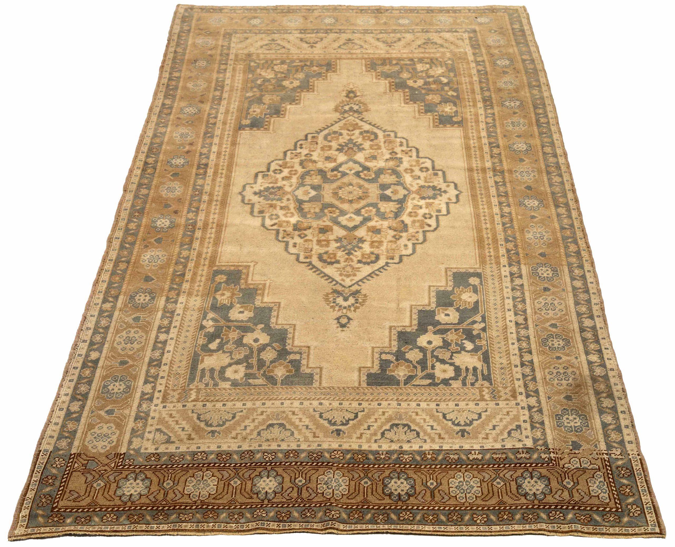 Entdecken Sie die Eleganz von Turkey Anatoly mit Teppichen aus der Zeit um 1940. Dieses exklusive Design aus Wolle und Grau-Elfenbein-Orange ist perfekt, um Ihren Raum zu verschönern.