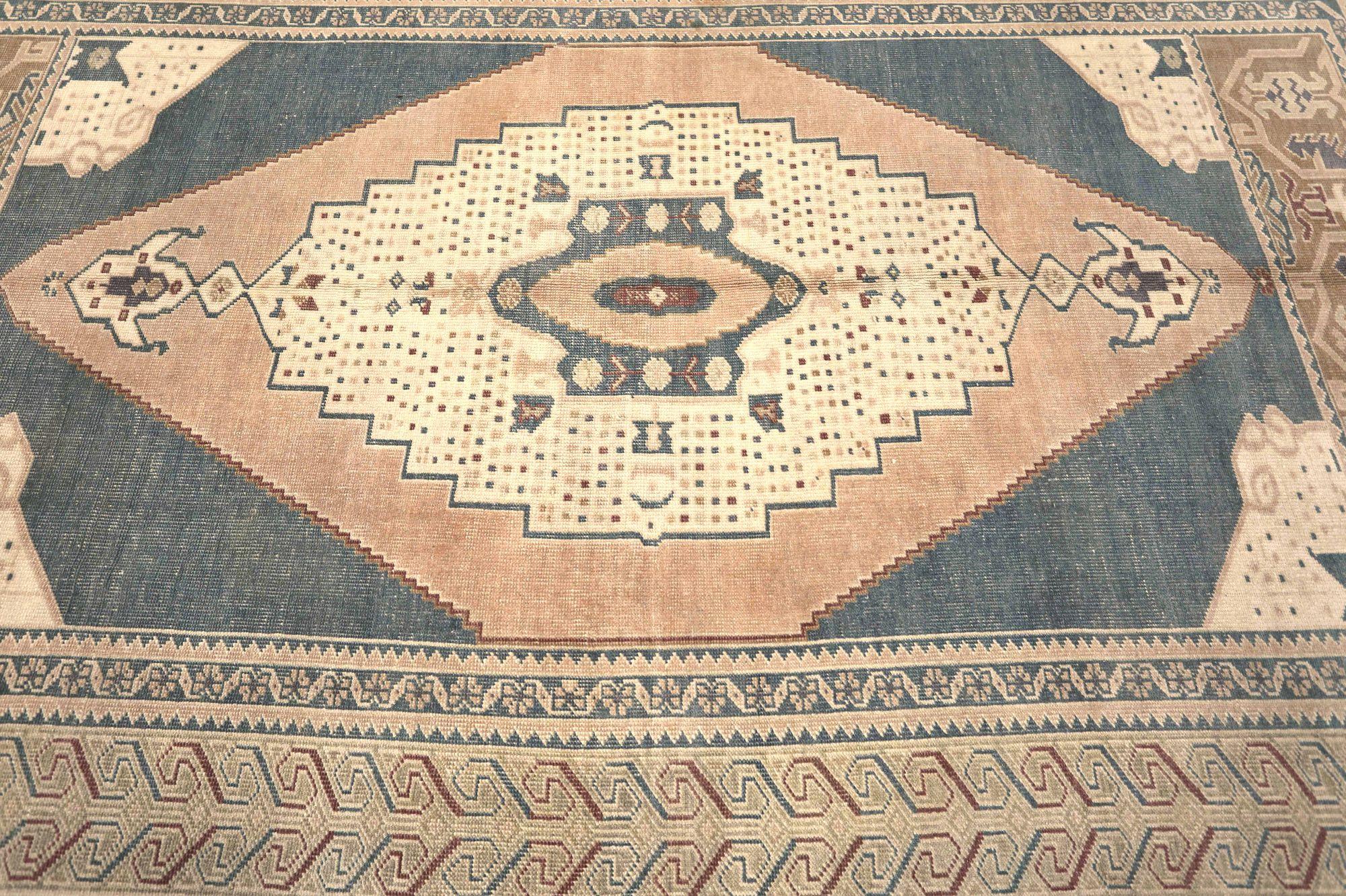 Entdecken Sie die Eleganz von Turkey Anatoly mit Teppichen aus der Zeit um 1940. Dieses exklusive Design aus Wolle und GrayIvoryPink ist perfekt, um Ihren Raum zu verschönern.