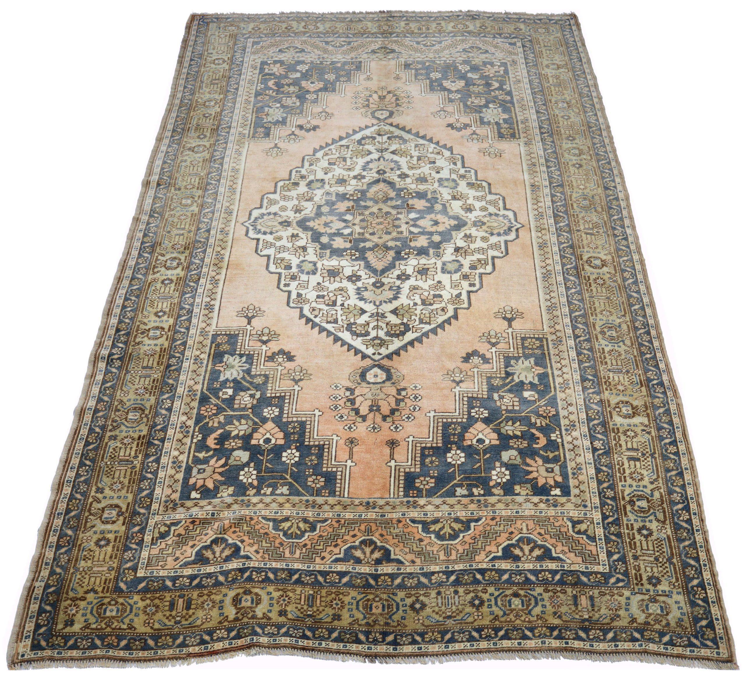 Entdecken Sie die Eleganz von Turkey Anatoly mit Teppichen aus der Zeit um 1940. Dieses exklusive Design aus Wolle und GrayIvoryPink ist perfekt, um Ihren Raum zu verschönern.