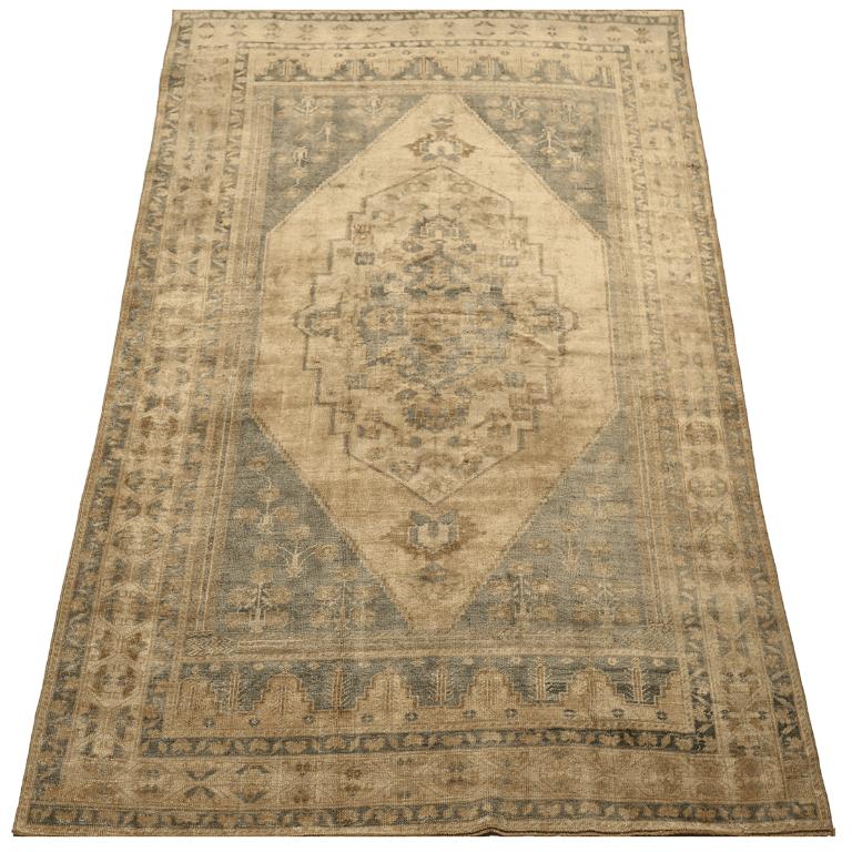 Entdecken Sie die Eleganz von Turkey Anatoly mit Teppichen aus der Zeit um 1940. Dieses exklusive Design aus Wolle und GrayIvoryTaupe ist perfekt, um Ihren Raum zu verschönern.