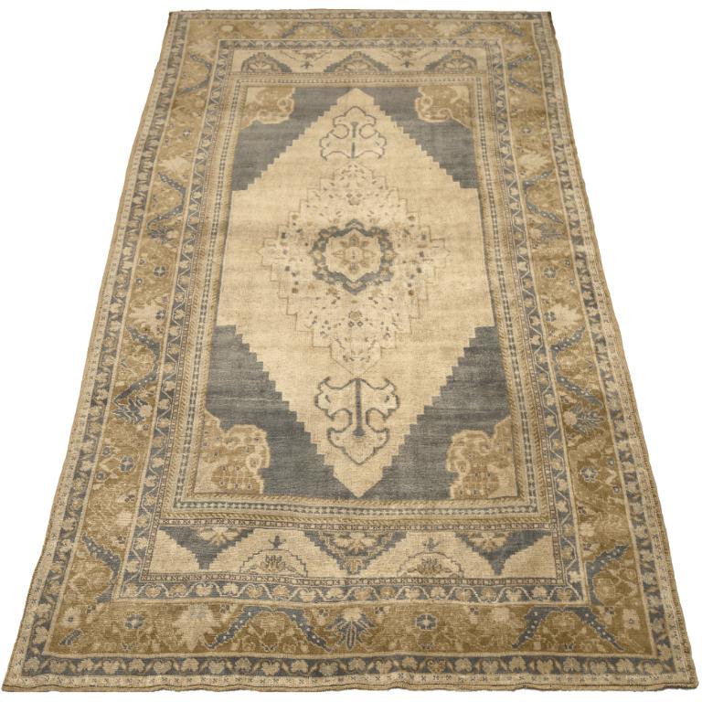 Entdecken Sie die Eleganz von Turkey Anatoly mit Teppichen aus der Zeit um 1940. Dieses exklusive Design aus Wolle und Grau-Elfenbein-Gelb ist perfekt, um Ihren Raum zu verschönern.