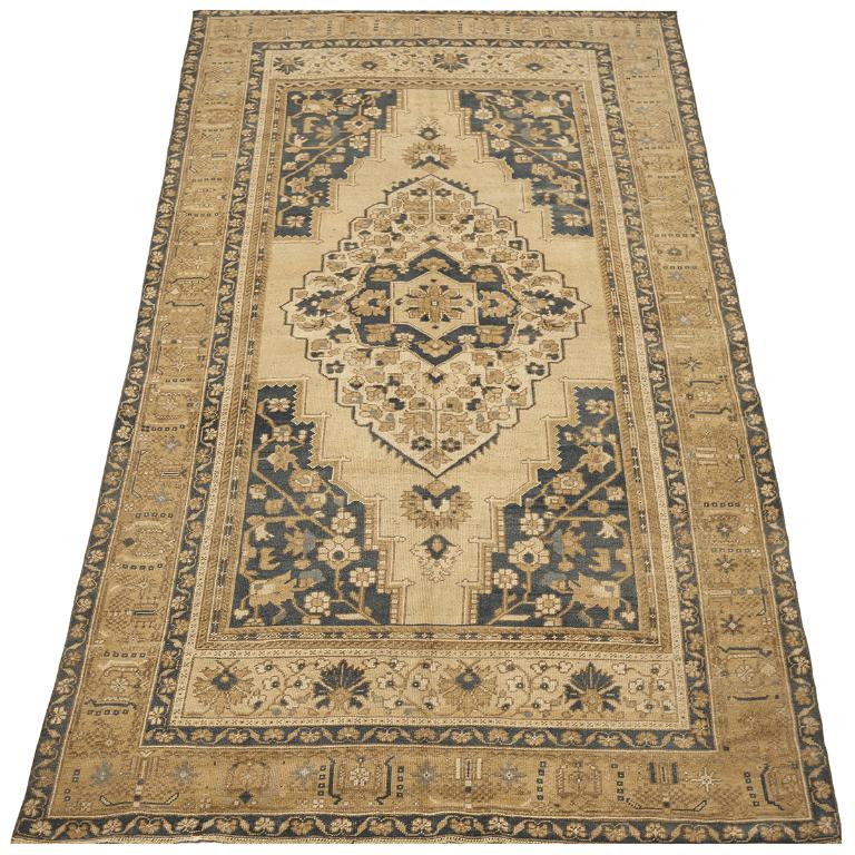 Entdecken Sie die Eleganz von Turkey Anatoly mit Teppichen aus der Zeit um 1940. Dieses exklusive Design aus Wolle und Grau-Elfenbein-Gelb ist perfekt, um Ihren Raum zu verschönern.