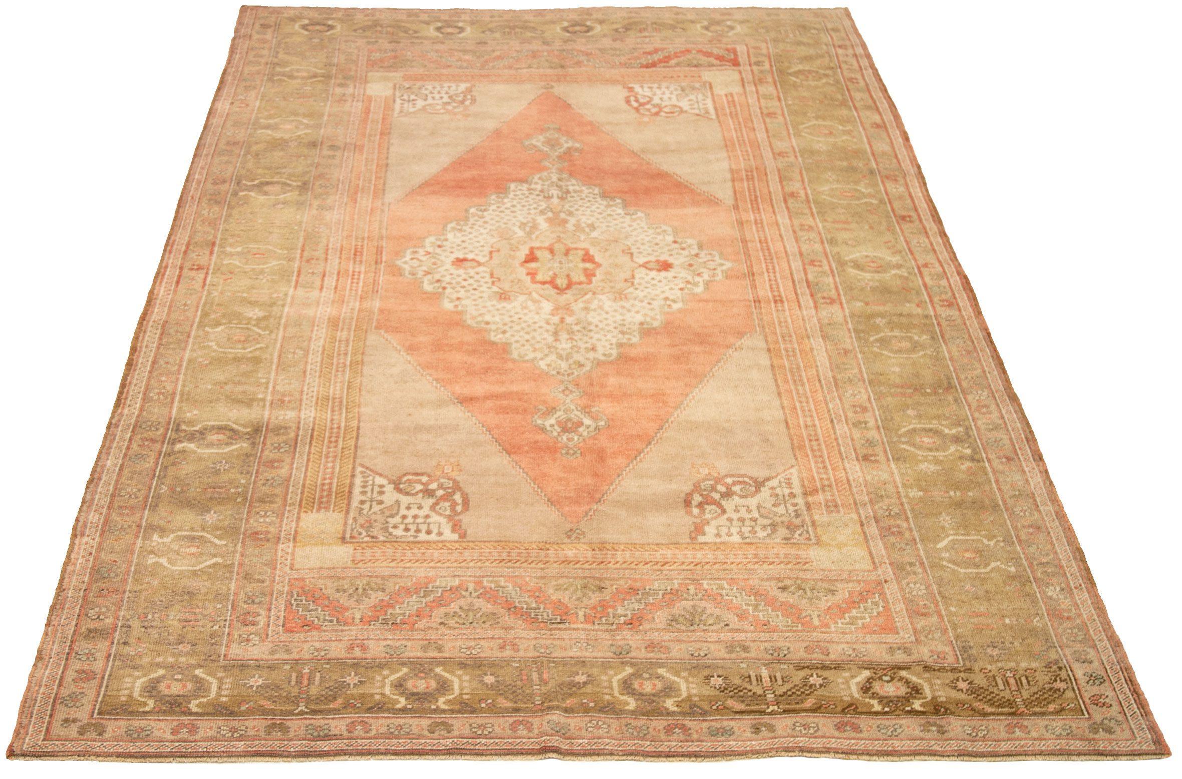 Entdecken Sie die Eleganz von Turkey Anatoly mit Teppichen aus der Zeit um 1940. Dieses exklusive Design aus Wolle und GreenIvoryPink ist perfekt, um Ihren Raum zu verschönern.