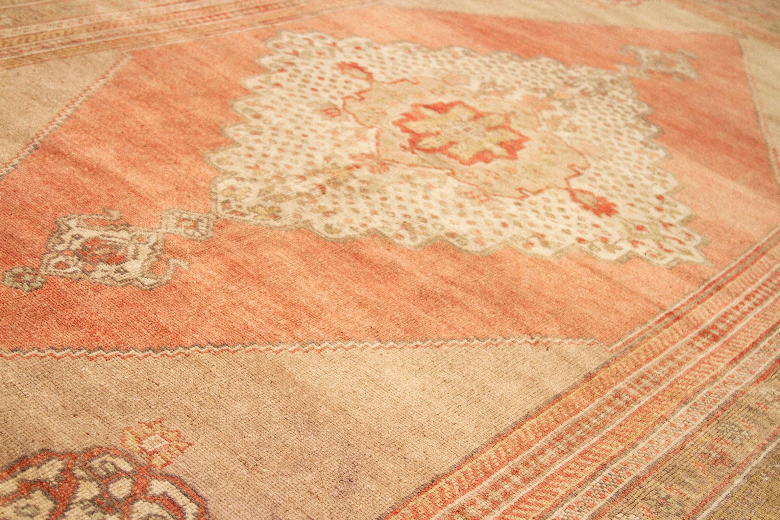 Türkische Anatoly-Teppiche - Wolle in Grün, Elfenbein, Elfenbein und Rosa Design - 92764 im Zustand „Hervorragend“ im Angebot in Dallas, TX