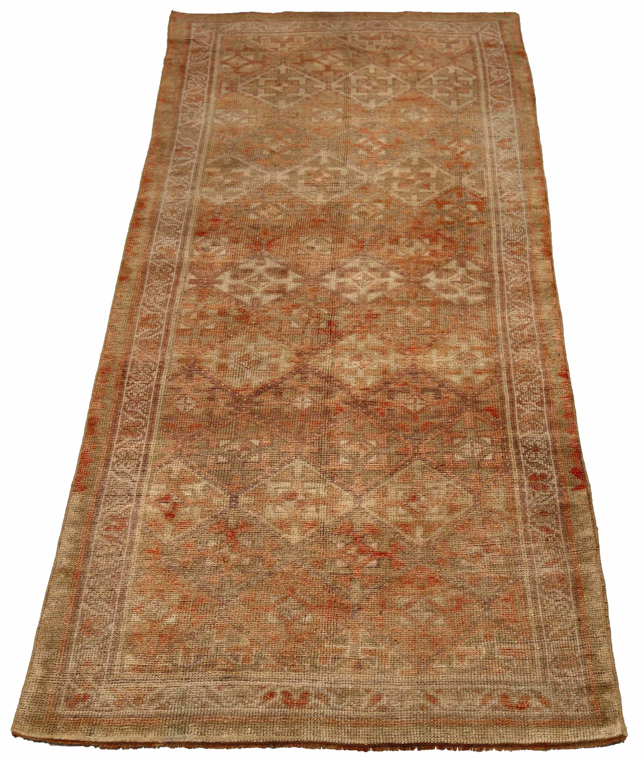 Entdecken Sie die Eleganz von Turkey Anatoly mit Teppichen aus der Zeit um 1940. Dieses exklusive Design aus Wolle und GreenIvoryPinkRed ist perfekt, um Ihren Raum zu verschönern.