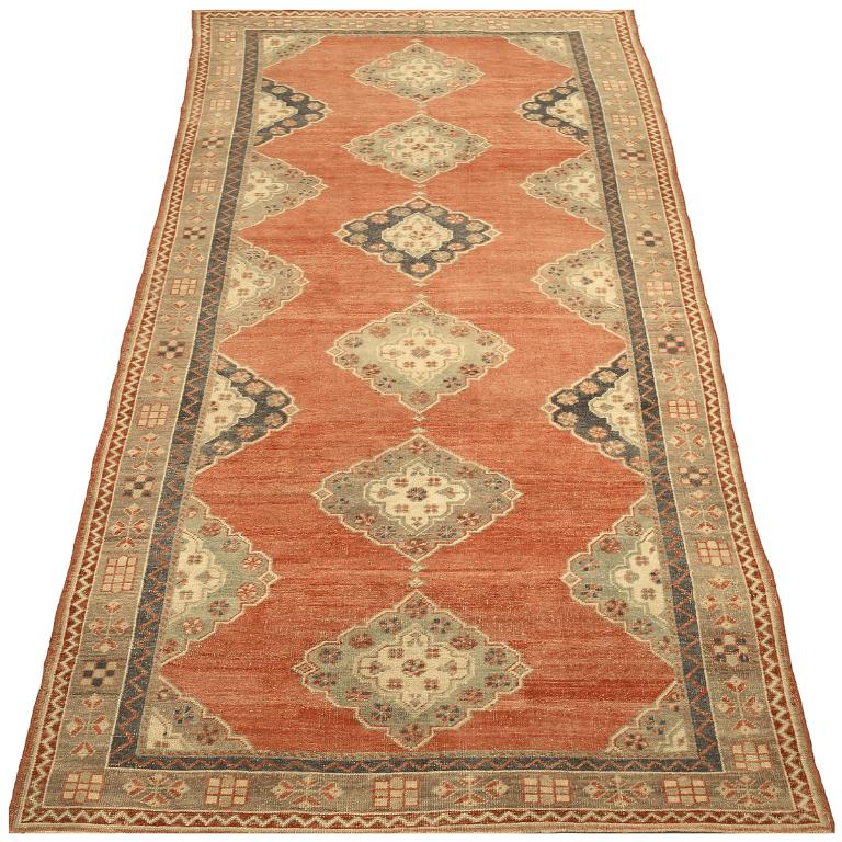 Entdecken Sie die Eleganz von Turkey Anatoly mit Teppichen aus der Zeit um 1940. Dieses exklusive Design aus Wolle und GreenIvoryRed ist perfekt, um Ihren Raum zu verschönern.