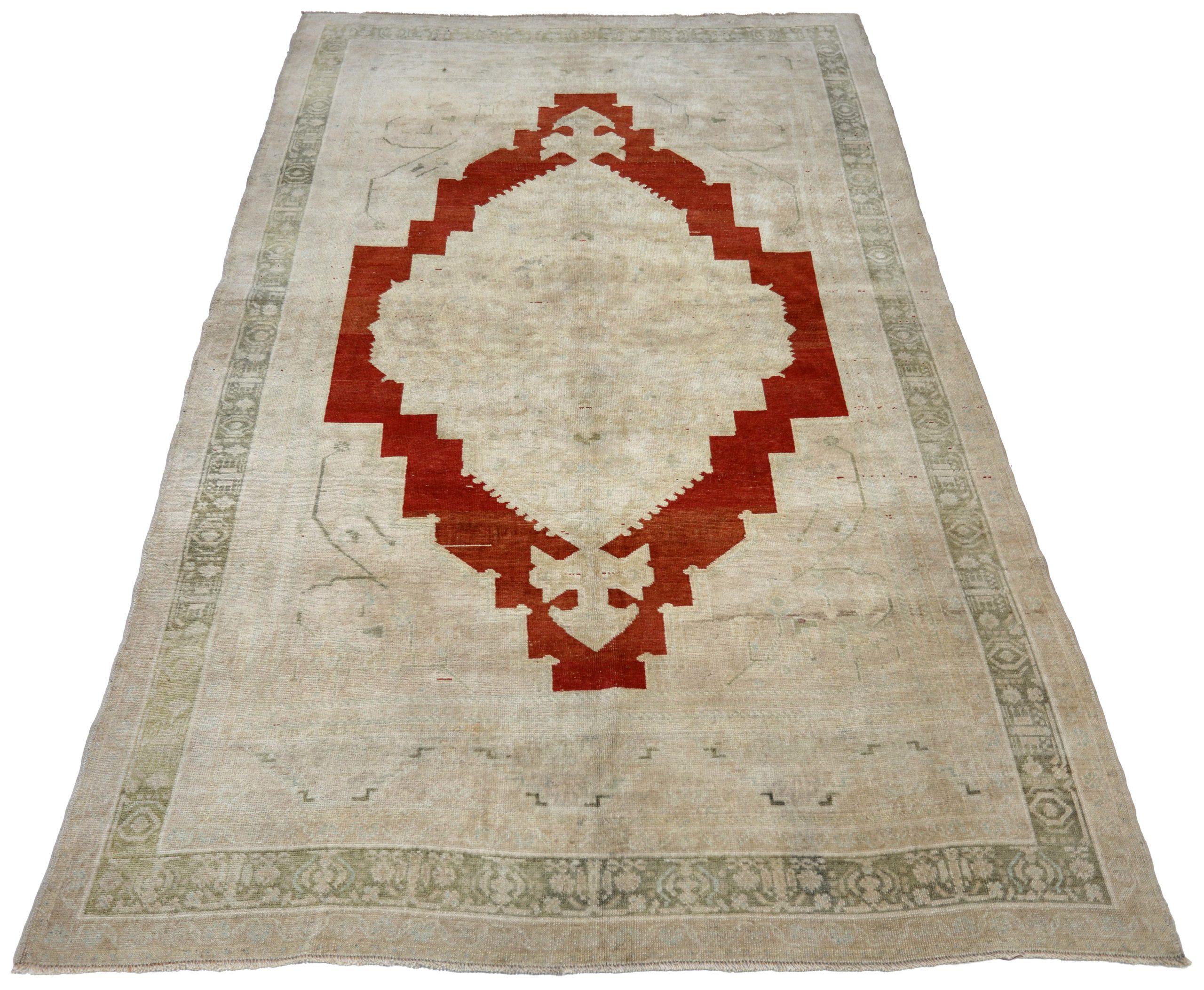 Entdecken Sie die Eleganz von Turkey Anatoly mit Teppichen aus der Zeit um 1940. Dieses exklusive Design aus Wolle und GreenIvoryRed ist perfekt, um Ihren Raum zu verschönern.