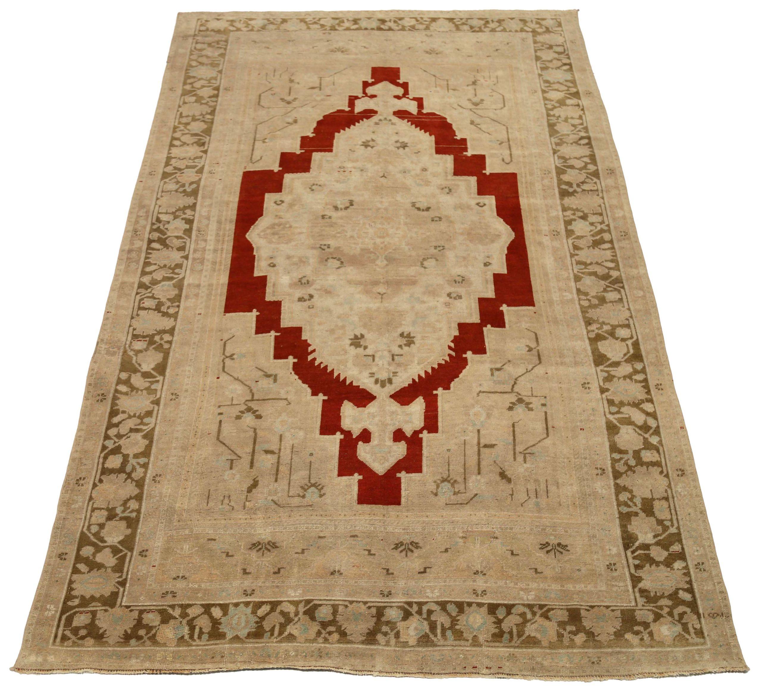 Entdecken Sie die Eleganz von Turkey Anatoly mit Teppichen aus der Zeit um 1940. Dieses exklusive Design aus Wolle und GreenIvoryRedTaupe ist perfekt, um Ihren Raum zu verschönern.